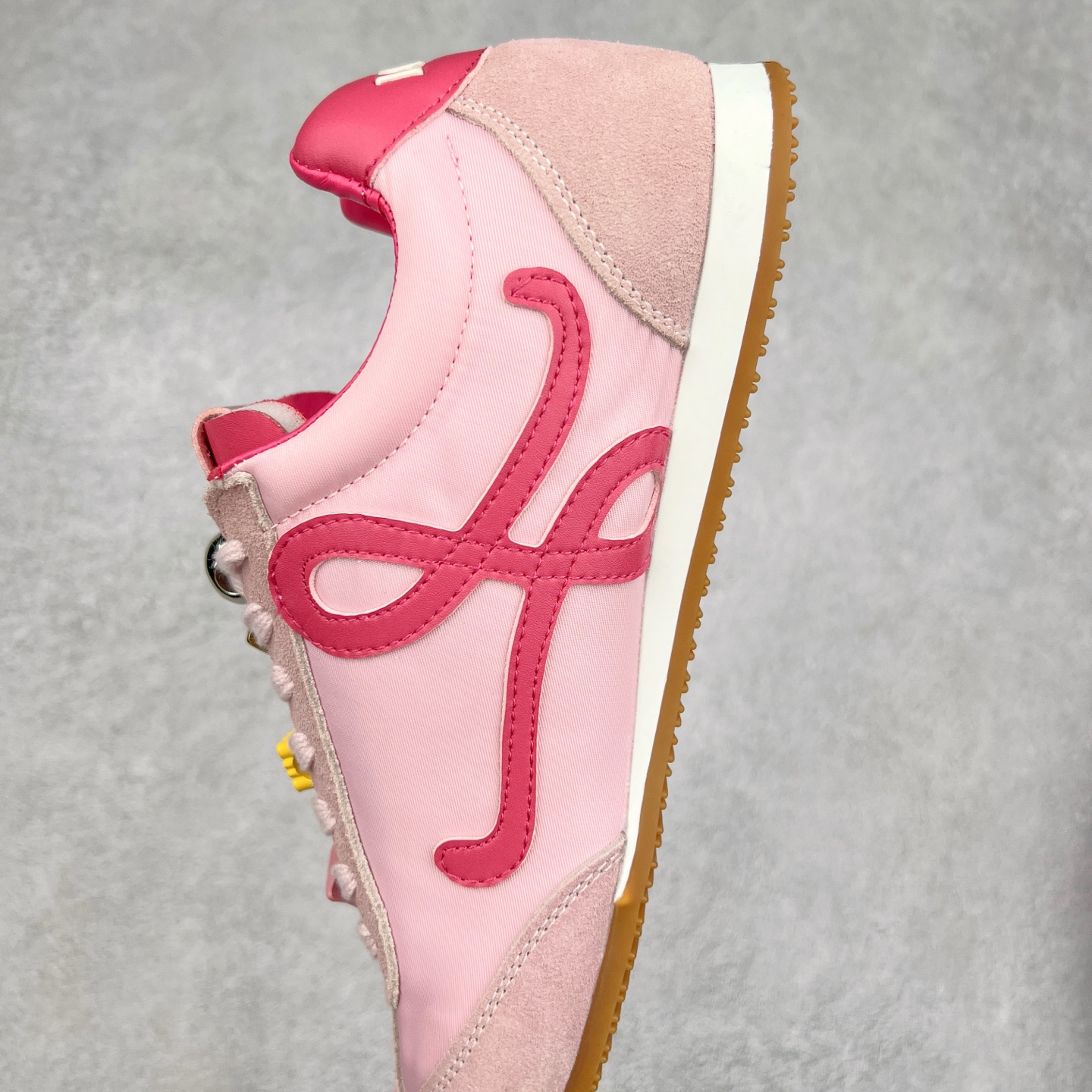 图片[7]-罗意威Loewe Ballet Runner 2.0 Sneakers 芭蕾舞2.0系列阿甘复古风德训薄底百搭休闲运动鞋 市面最高性价比 实体平台跑量 主打推荐好货 采用反绒牛皮革拼接头层皮饰片鞋面材质鞋身原装高密度防刮尼龙面料,极好柔软效果双层乳胶缓震鞋垫外部搭配轻量EVA缓震组合橡胶防滑片装外底不对称鞋头设计、袜状内部结构，轻盈橡胶外底延伸至鞋头 20 毫米鞋跟，附白色和同色系鞋带侧面饰有 L 徽标，鞋舌饰有压纹 Anagram 后跟标签饰有注塑橡胶 LOEWE 标志升级原楦型开发纸版全手工拉帮工艺成型 尺码：35 36 37 38 39 40-选品中心