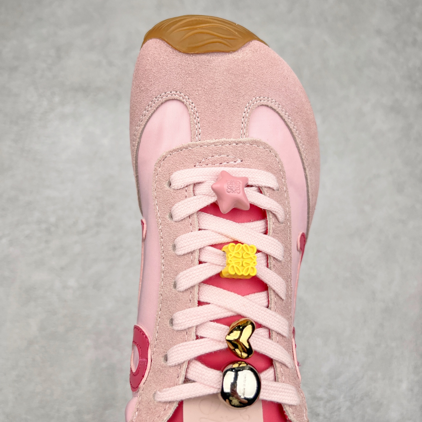 图片[4]-罗意威Loewe Ballet Runner 2.0 Sneakers 芭蕾舞2.0系列阿甘复古风德训薄底百搭休闲运动鞋 市面最高性价比 实体平台跑量 主打推荐好货 采用反绒牛皮革拼接头层皮饰片鞋面材质鞋身原装高密度防刮尼龙面料,极好柔软效果双层乳胶缓震鞋垫外部搭配轻量EVA缓震组合橡胶防滑片装外底不对称鞋头设计、袜状内部结构，轻盈橡胶外底延伸至鞋头 20 毫米鞋跟，附白色和同色系鞋带侧面饰有 L 徽标，鞋舌饰有压纹 Anagram 后跟标签饰有注塑橡胶 LOEWE 标志升级原楦型开发纸版全手工拉帮工艺成型 尺码：35 36 37 38 39 40-选品中心