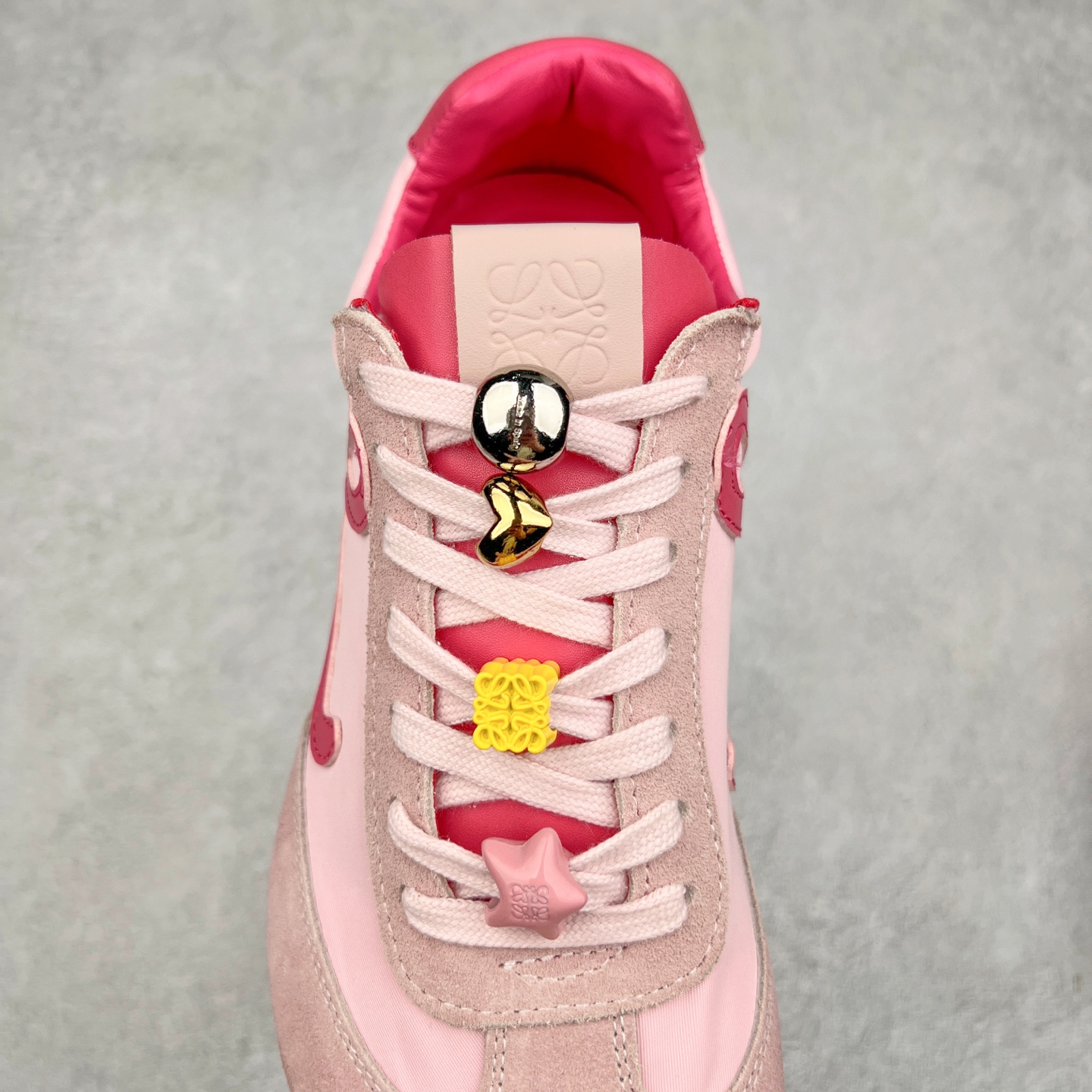 图片[5]-罗意威Loewe Ballet Runner 2.0 Sneakers 芭蕾舞2.0系列阿甘复古风德训薄底百搭休闲运动鞋 市面最高性价比 实体平台跑量 主打推荐好货 采用反绒牛皮革拼接头层皮饰片鞋面材质鞋身原装高密度防刮尼龙面料,极好柔软效果双层乳胶缓震鞋垫外部搭配轻量EVA缓震组合橡胶防滑片装外底不对称鞋头设计、袜状内部结构，轻盈橡胶外底延伸至鞋头 20 毫米鞋跟，附白色和同色系鞋带侧面饰有 L 徽标，鞋舌饰有压纹 Anagram 后跟标签饰有注塑橡胶 LOEWE 标志升级原楦型开发纸版全手工拉帮工艺成型 尺码：35 36 37 38 39 40-选品中心