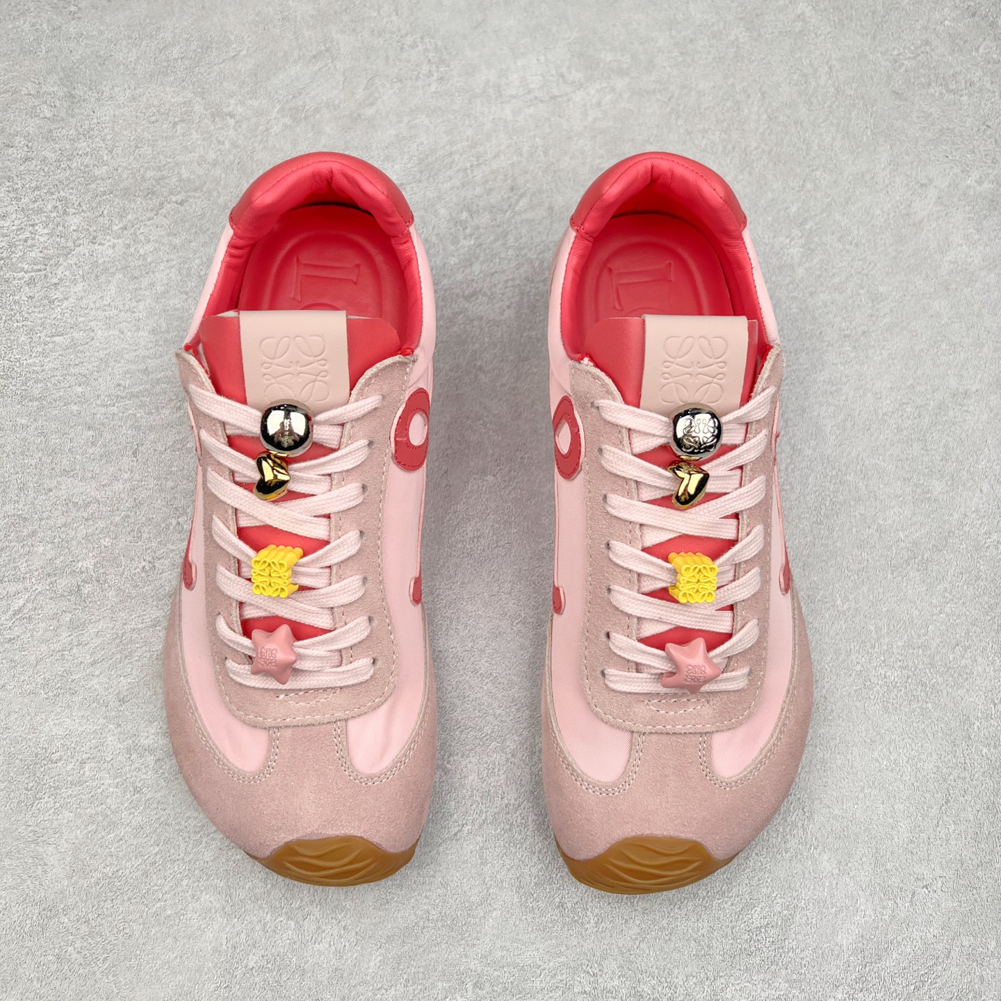 图片[2]-罗意威Loewe Ballet Runner 2.0 Sneakers 芭蕾舞2.0系列阿甘复古风德训薄底百搭休闲运动鞋 市面最高性价比 实体平台跑量 主打推荐好货 采用反绒牛皮革拼接头层皮饰片鞋面材质鞋身原装高密度防刮尼龙面料,极好柔软效果双层乳胶缓震鞋垫外部搭配轻量EVA缓震组合橡胶防滑片装外底不对称鞋头设计、袜状内部结构，轻盈橡胶外底延伸至鞋头 20 毫米鞋跟，附白色和同色系鞋带侧面饰有 L 徽标，鞋舌饰有压纹 Anagram 后跟标签饰有注塑橡胶 LOEWE 标志升级原楦型开发纸版全手工拉帮工艺成型 尺码：35 36 37 38 39 40-选品中心