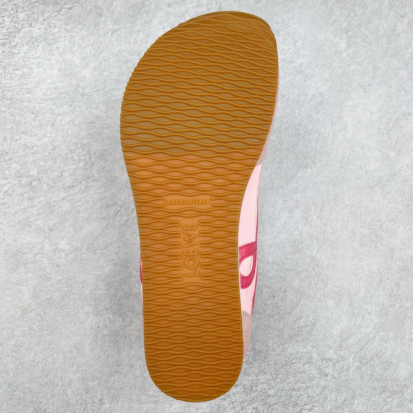 图片[9]-罗意威Loewe Ballet Runner 2.0 Sneakers 芭蕾舞2.0系列阿甘复古风德训薄底百搭休闲运动鞋 市面最高性价比 实体平台跑量 主打推荐好货 采用反绒牛皮革拼接头层皮饰片鞋面材质鞋身原装高密度防刮尼龙面料,极好柔软效果双层乳胶缓震鞋垫外部搭配轻量EVA缓震组合橡胶防滑片装外底不对称鞋头设计、袜状内部结构，轻盈橡胶外底延伸至鞋头 20 毫米鞋跟，附白色和同色系鞋带侧面饰有 L 徽标，鞋舌饰有压纹 Anagram 后跟标签饰有注塑橡胶 LOEWE 标志升级原楦型开发纸版全手工拉帮工艺成型 尺码：35 36 37 38 39 40-选品中心