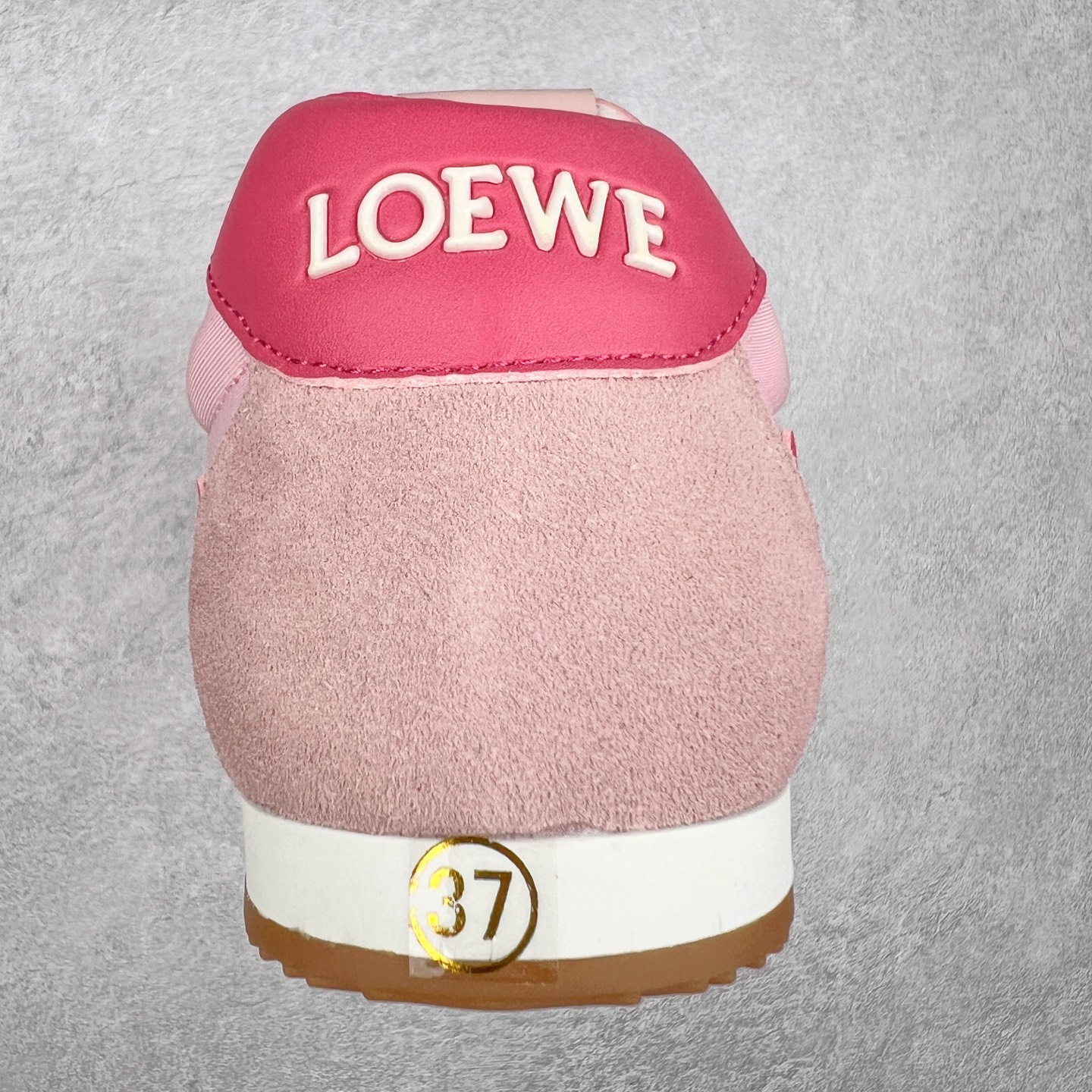 图片[8]-罗意威Loewe Ballet Runner 2.0 Sneakers 芭蕾舞2.0系列阿甘复古风德训薄底百搭休闲运动鞋 市面最高性价比 实体平台跑量 主打推荐好货 采用反绒牛皮革拼接头层皮饰片鞋面材质鞋身原装高密度防刮尼龙面料,极好柔软效果双层乳胶缓震鞋垫外部搭配轻量EVA缓震组合橡胶防滑片装外底不对称鞋头设计、袜状内部结构，轻盈橡胶外底延伸至鞋头 20 毫米鞋跟，附白色和同色系鞋带侧面饰有 L 徽标，鞋舌饰有压纹 Anagram 后跟标签饰有注塑橡胶 LOEWE 标志升级原楦型开发纸版全手工拉帮工艺成型 尺码：35 36 37 38 39 40-选品中心