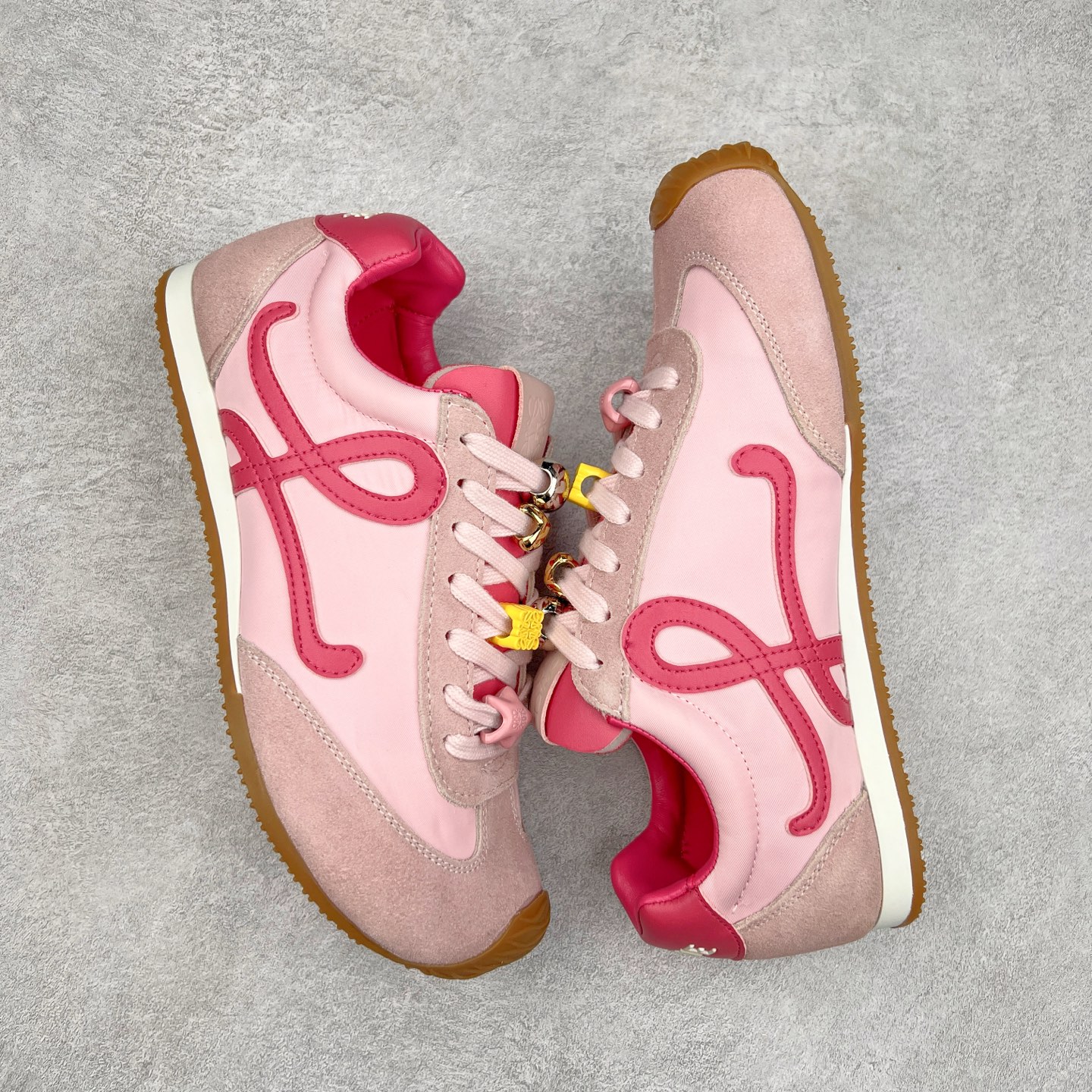 图片[3]-罗意威Loewe Ballet Runner 2.0 Sneakers 芭蕾舞2.0系列阿甘复古风德训薄底百搭休闲运动鞋 市面最高性价比 实体平台跑量 主打推荐好货 采用反绒牛皮革拼接头层皮饰片鞋面材质鞋身原装高密度防刮尼龙面料,极好柔软效果双层乳胶缓震鞋垫外部搭配轻量EVA缓震组合橡胶防滑片装外底不对称鞋头设计、袜状内部结构，轻盈橡胶外底延伸至鞋头 20 毫米鞋跟，附白色和同色系鞋带侧面饰有 L 徽标，鞋舌饰有压纹 Anagram 后跟标签饰有注塑橡胶 LOEWE 标志升级原楦型开发纸版全手工拉帮工艺成型 尺码：35 36 37 38 39 40-选品中心