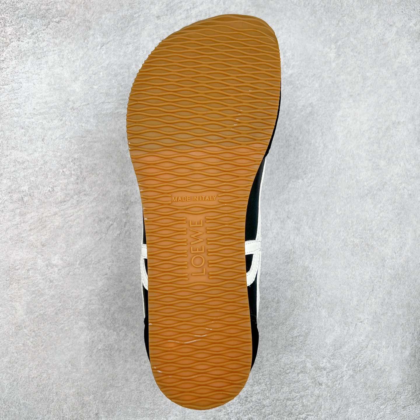 图片[9]-罗意威Loewe Ballet Runner 2.0 Sneakers 芭蕾舞2.0系列阿甘复古风德训薄底百搭休闲运动鞋 市面最高性价比 实体平台跑量 主打推荐好货 采用反绒牛皮革拼接头层皮饰片鞋面材质鞋身原装高密度防刮尼龙面料,极好柔软效果双层乳胶缓震鞋垫外部搭配轻量EVA缓震组合橡胶防滑片装外底不对称鞋头设计、袜状内部结构，轻盈橡胶外底延伸至鞋头 20 毫米鞋跟，附白色和同色系鞋带侧面饰有 L 徽标，鞋舌饰有压纹 Anagram 后跟标签饰有注塑橡胶 LOEWE 标志升级原楦型开发纸版全手工拉帮工艺成型 尺码：35 36 37 38 39 40-选品中心