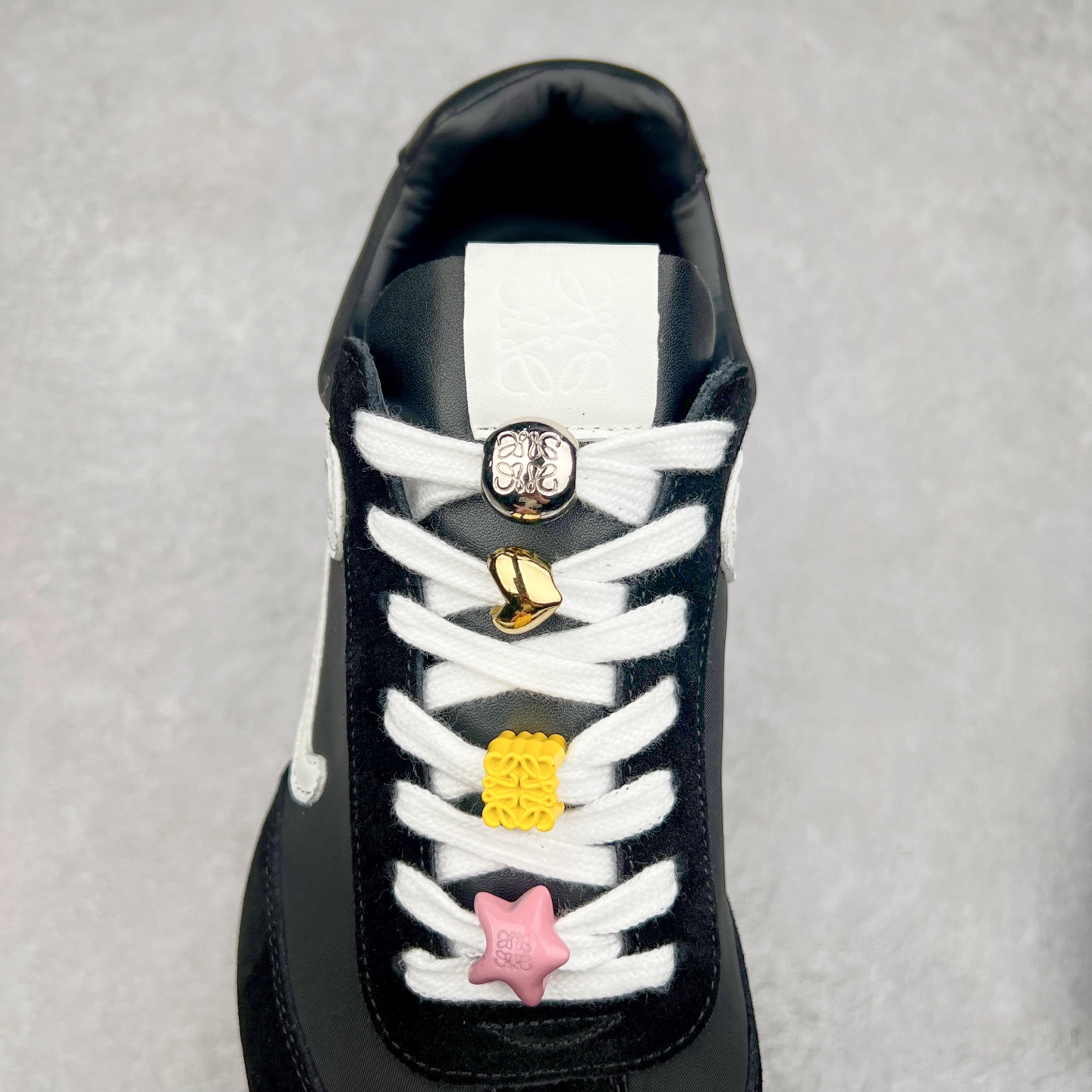 图片[5]-罗意威Loewe Ballet Runner 2.0 Sneakers 芭蕾舞2.0系列阿甘复古风德训薄底百搭休闲运动鞋 市面最高性价比 实体平台跑量 主打推荐好货 采用反绒牛皮革拼接头层皮饰片鞋面材质鞋身原装高密度防刮尼龙面料,极好柔软效果双层乳胶缓震鞋垫外部搭配轻量EVA缓震组合橡胶防滑片装外底不对称鞋头设计、袜状内部结构，轻盈橡胶外底延伸至鞋头 20 毫米鞋跟，附白色和同色系鞋带侧面饰有 L 徽标，鞋舌饰有压纹 Anagram 后跟标签饰有注塑橡胶 LOEWE 标志升级原楦型开发纸版全手工拉帮工艺成型 尺码：35 36 37 38 39 40-选品中心