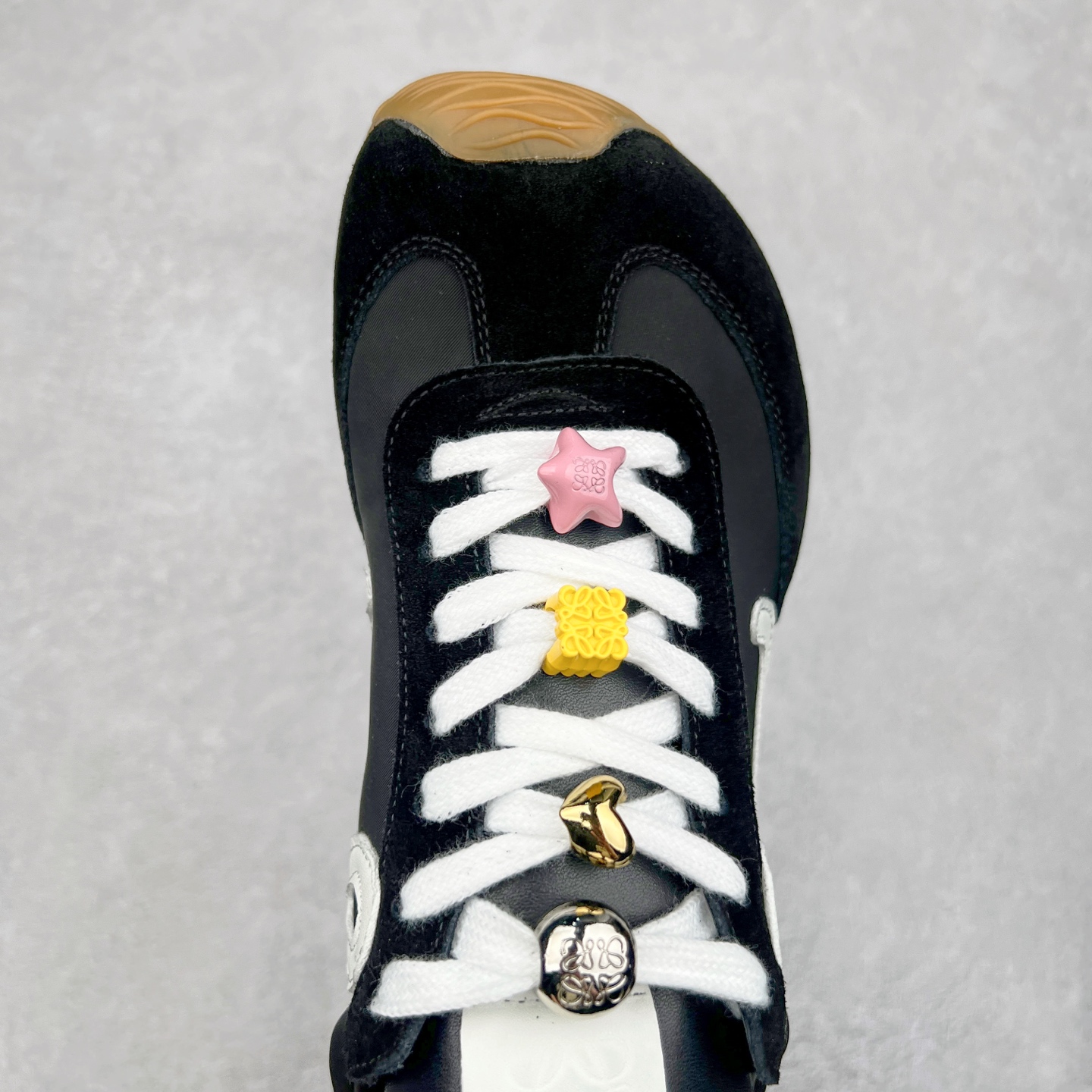 图片[4]-罗意威Loewe Ballet Runner 2.0 Sneakers 芭蕾舞2.0系列阿甘复古风德训薄底百搭休闲运动鞋 市面最高性价比 实体平台跑量 主打推荐好货 采用反绒牛皮革拼接头层皮饰片鞋面材质鞋身原装高密度防刮尼龙面料,极好柔软效果双层乳胶缓震鞋垫外部搭配轻量EVA缓震组合橡胶防滑片装外底不对称鞋头设计、袜状内部结构，轻盈橡胶外底延伸至鞋头 20 毫米鞋跟，附白色和同色系鞋带侧面饰有 L 徽标，鞋舌饰有压纹 Anagram 后跟标签饰有注塑橡胶 LOEWE 标志升级原楦型开发纸版全手工拉帮工艺成型 尺码：35 36 37 38 39 40-选品中心