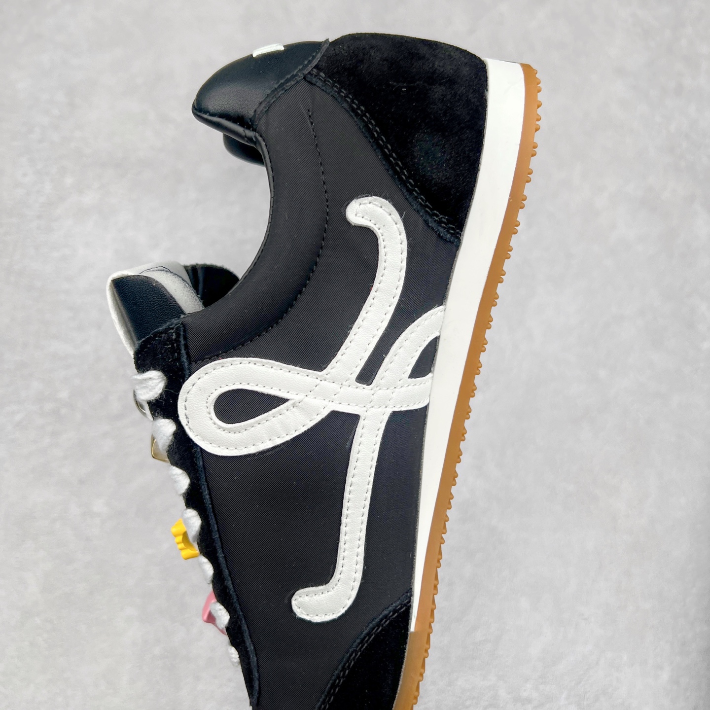 图片[7]-罗意威Loewe Ballet Runner 2.0 Sneakers 芭蕾舞2.0系列阿甘复古风德训薄底百搭休闲运动鞋 市面最高性价比 实体平台跑量 主打推荐好货 采用反绒牛皮革拼接头层皮饰片鞋面材质鞋身原装高密度防刮尼龙面料,极好柔软效果双层乳胶缓震鞋垫外部搭配轻量EVA缓震组合橡胶防滑片装外底不对称鞋头设计、袜状内部结构，轻盈橡胶外底延伸至鞋头 20 毫米鞋跟，附白色和同色系鞋带侧面饰有 L 徽标，鞋舌饰有压纹 Anagram 后跟标签饰有注塑橡胶 LOEWE 标志升级原楦型开发纸版全手工拉帮工艺成型 尺码：35 36 37 38 39 40-选品中心