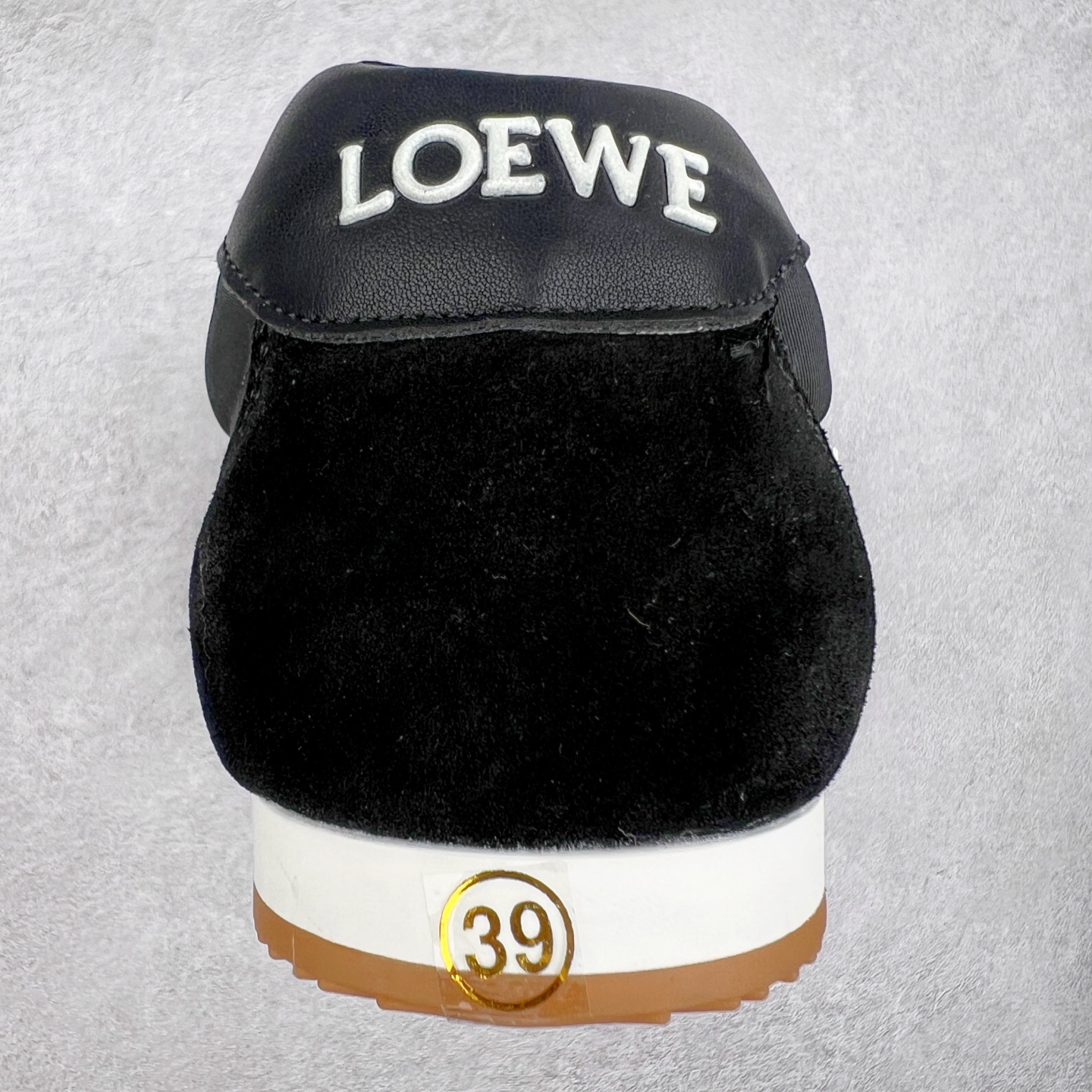 图片[8]-罗意威Loewe Ballet Runner 2.0 Sneakers 芭蕾舞2.0系列阿甘复古风德训薄底百搭休闲运动鞋 市面最高性价比 实体平台跑量 主打推荐好货 采用反绒牛皮革拼接头层皮饰片鞋面材质鞋身原装高密度防刮尼龙面料,极好柔软效果双层乳胶缓震鞋垫外部搭配轻量EVA缓震组合橡胶防滑片装外底不对称鞋头设计、袜状内部结构，轻盈橡胶外底延伸至鞋头 20 毫米鞋跟，附白色和同色系鞋带侧面饰有 L 徽标，鞋舌饰有压纹 Anagram 后跟标签饰有注塑橡胶 LOEWE 标志升级原楦型开发纸版全手工拉帮工艺成型 尺码：35 36 37 38 39 40-选品中心