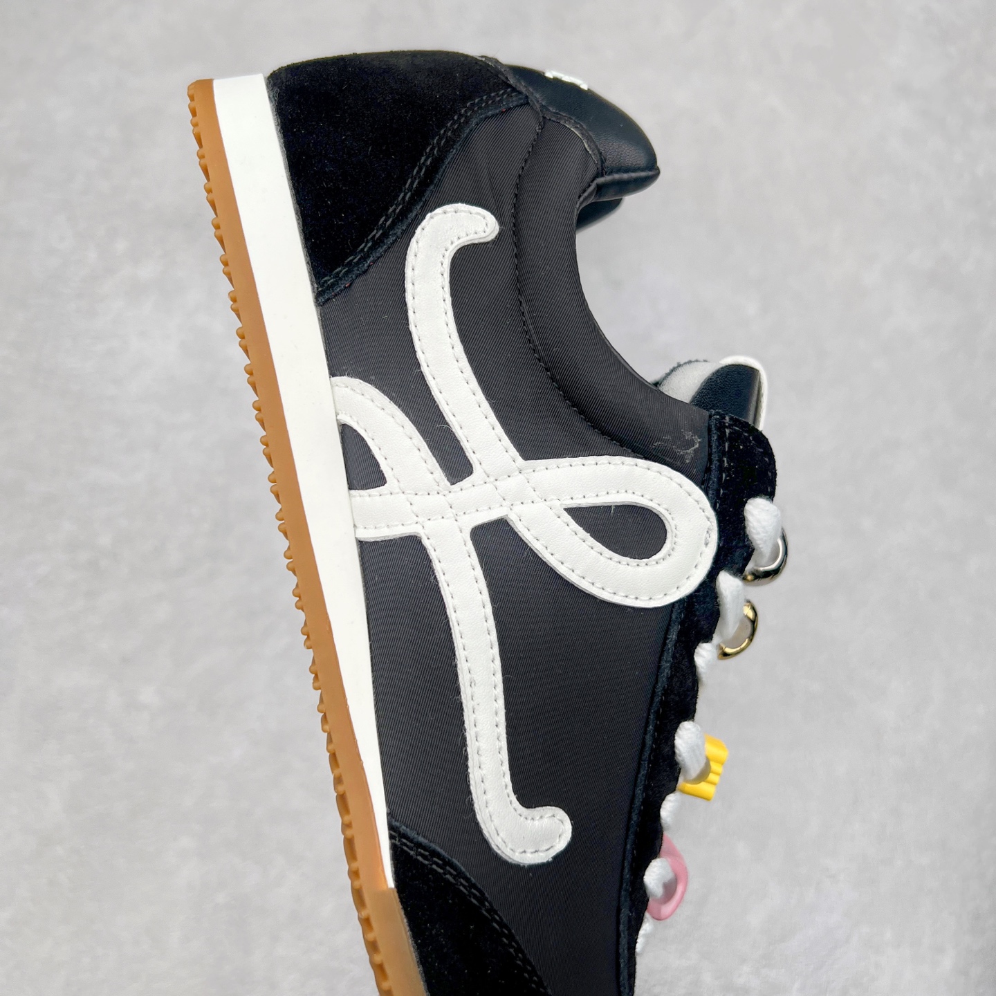 图片[6]-罗意威Loewe Ballet Runner 2.0 Sneakers 芭蕾舞2.0系列阿甘复古风德训薄底百搭休闲运动鞋 市面最高性价比 实体平台跑量 主打推荐好货 采用反绒牛皮革拼接头层皮饰片鞋面材质鞋身原装高密度防刮尼龙面料,极好柔软效果双层乳胶缓震鞋垫外部搭配轻量EVA缓震组合橡胶防滑片装外底不对称鞋头设计、袜状内部结构，轻盈橡胶外底延伸至鞋头 20 毫米鞋跟，附白色和同色系鞋带侧面饰有 L 徽标，鞋舌饰有压纹 Anagram 后跟标签饰有注塑橡胶 LOEWE 标志升级原楦型开发纸版全手工拉帮工艺成型 尺码：35 36 37 38 39 40-选品中心