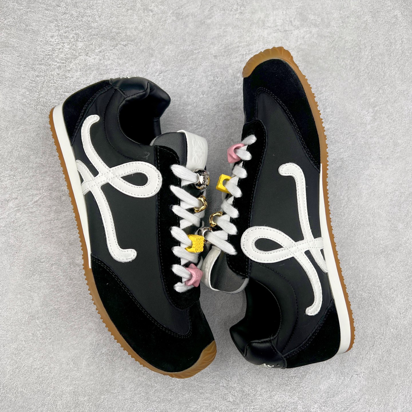 图片[3]-罗意威Loewe Ballet Runner 2.0 Sneakers 芭蕾舞2.0系列阿甘复古风德训薄底百搭休闲运动鞋 市面最高性价比 实体平台跑量 主打推荐好货 采用反绒牛皮革拼接头层皮饰片鞋面材质鞋身原装高密度防刮尼龙面料,极好柔软效果双层乳胶缓震鞋垫外部搭配轻量EVA缓震组合橡胶防滑片装外底不对称鞋头设计、袜状内部结构，轻盈橡胶外底延伸至鞋头 20 毫米鞋跟，附白色和同色系鞋带侧面饰有 L 徽标，鞋舌饰有压纹 Anagram 后跟标签饰有注塑橡胶 LOEWE 标志升级原楦型开发纸版全手工拉帮工艺成型 尺码：35 36 37 38 39 40-选品中心