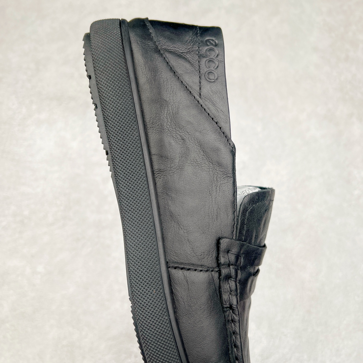 图片[6]-ECCO爱步乐福鞋男 夏季真皮透气舒适一脚蹬豆豆鞋 轻巧莫克 甄选全粒面牛皮鞋面，触感柔软，色泽温润，舒适穿着体验 符合人体工学的产品设计，对脚型包容度更高 皮质衬里，细腻柔软，亲肤透气，保持良好的鞋内环境 数道工序，由经验丰富的鞋匠精心缝制，展现更高的品质 PU/TPU鞋底，轻盈柔韧，舒适耐穿 时尚通勤 型走职场 尺码：38 39 40 41 42 43 44（皮鞋码）-选品中心