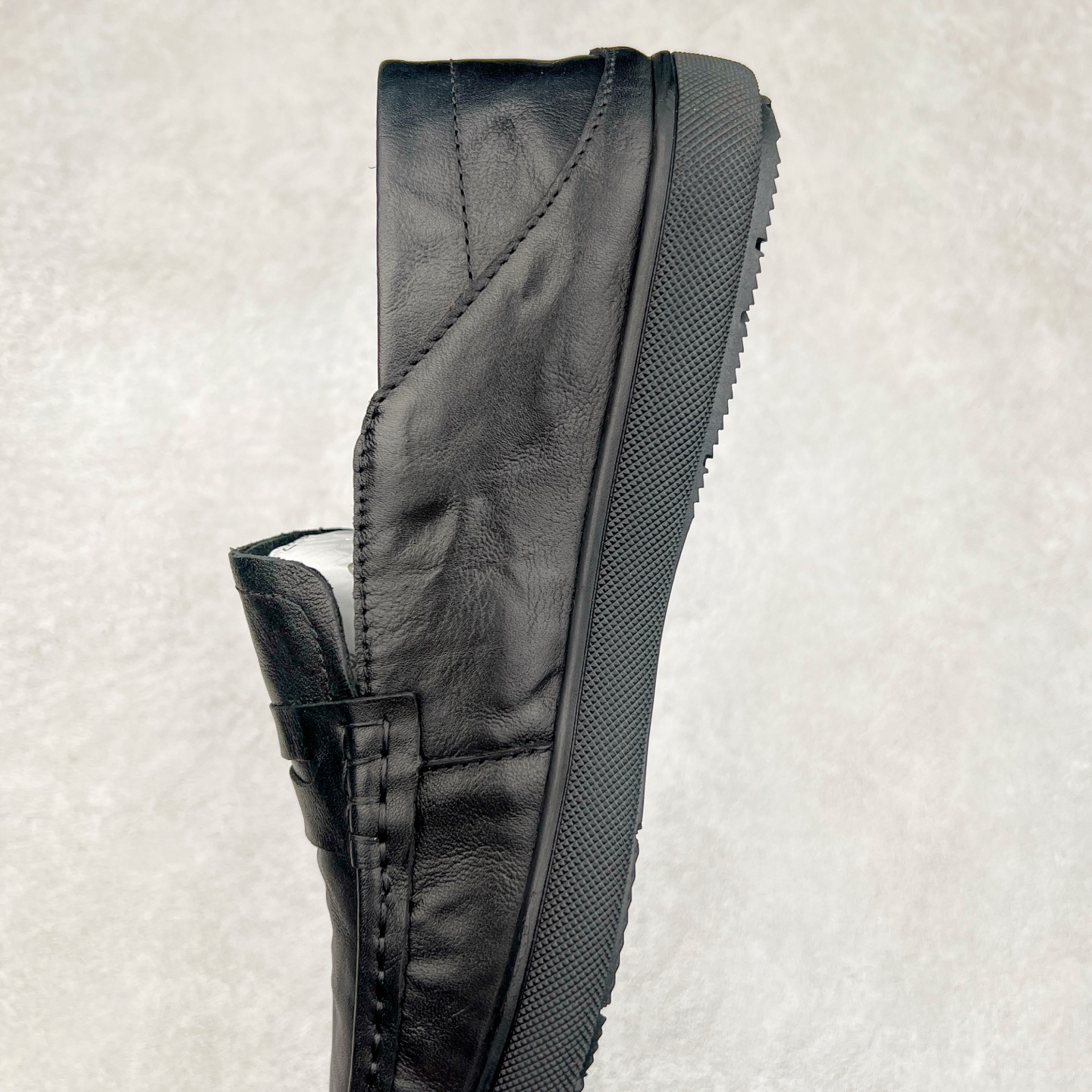 图片[7]-ECCO爱步乐福鞋男 夏季真皮透气舒适一脚蹬豆豆鞋 轻巧莫克 甄选全粒面牛皮鞋面，触感柔软，色泽温润，舒适穿着体验 符合人体工学的产品设计，对脚型包容度更高 皮质衬里，细腻柔软，亲肤透气，保持良好的鞋内环境 数道工序，由经验丰富的鞋匠精心缝制，展现更高的品质 PU/TPU鞋底，轻盈柔韧，舒适耐穿 时尚通勤 型走职场 尺码：38 39 40 41 42 43 44（皮鞋码）-选品中心