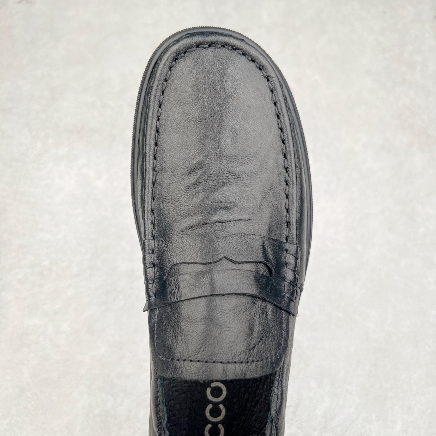 图片[4]-ECCO爱步乐福鞋男 夏季真皮透气舒适一脚蹬豆豆鞋 轻巧莫克 甄选全粒面牛皮鞋面，触感柔软，色泽温润，舒适穿着体验 符合人体工学的产品设计，对脚型包容度更高 皮质衬里，细腻柔软，亲肤透气，保持良好的鞋内环境 数道工序，由经验丰富的鞋匠精心缝制，展现更高的品质 PU/TPU鞋底，轻盈柔韧，舒适耐穿 时尚通勤 型走职场 尺码：38 39 40 41 42 43 44（皮鞋码）-选品中心