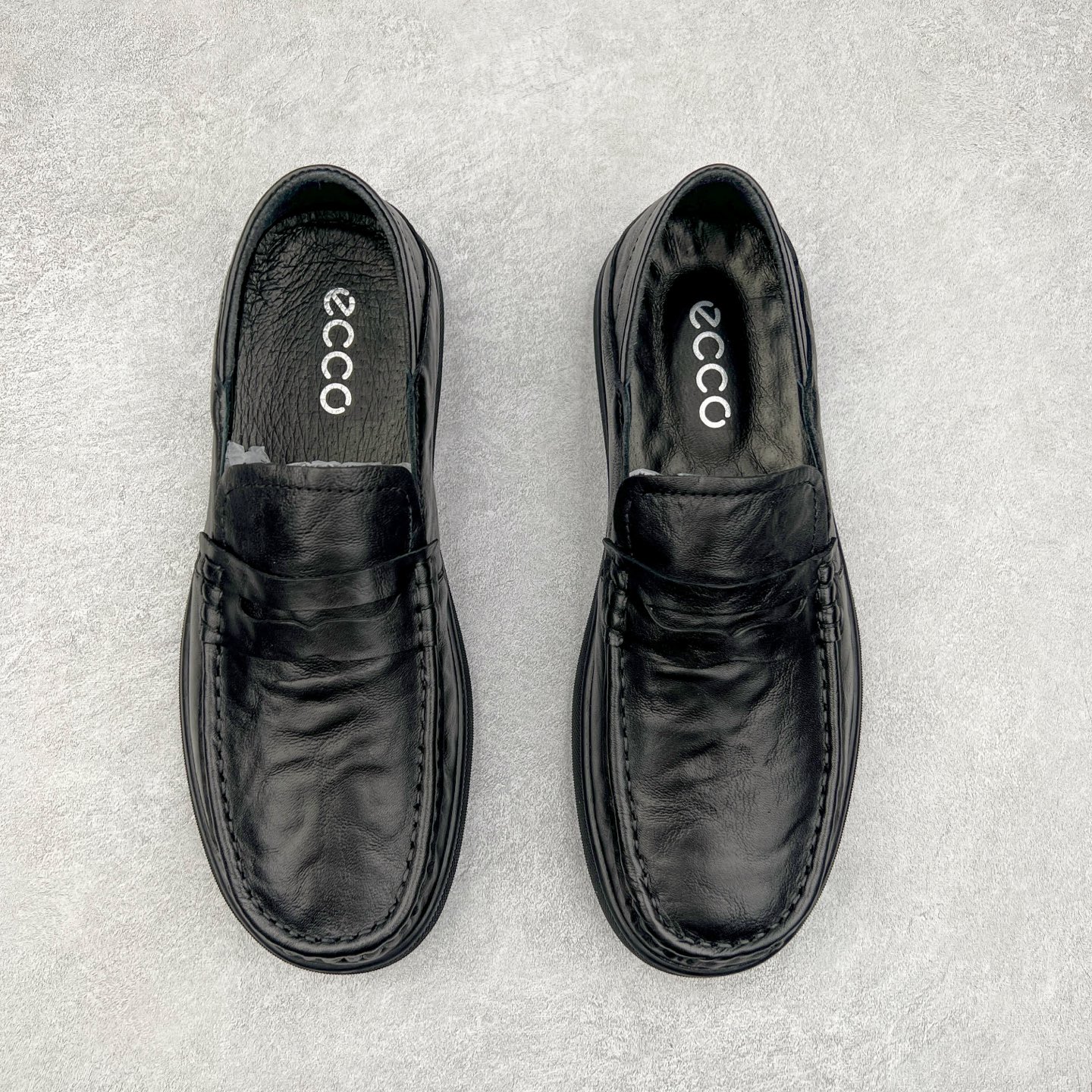 图片[2]-ECCO爱步乐福鞋男 夏季真皮透气舒适一脚蹬豆豆鞋 轻巧莫克 甄选全粒面牛皮鞋面，触感柔软，色泽温润，舒适穿着体验 符合人体工学的产品设计，对脚型包容度更高 皮质衬里，细腻柔软，亲肤透气，保持良好的鞋内环境 数道工序，由经验丰富的鞋匠精心缝制，展现更高的品质 PU/TPU鞋底，轻盈柔韧，舒适耐穿 时尚通勤 型走职场 尺码：38 39 40 41 42 43 44（皮鞋码）-选品中心