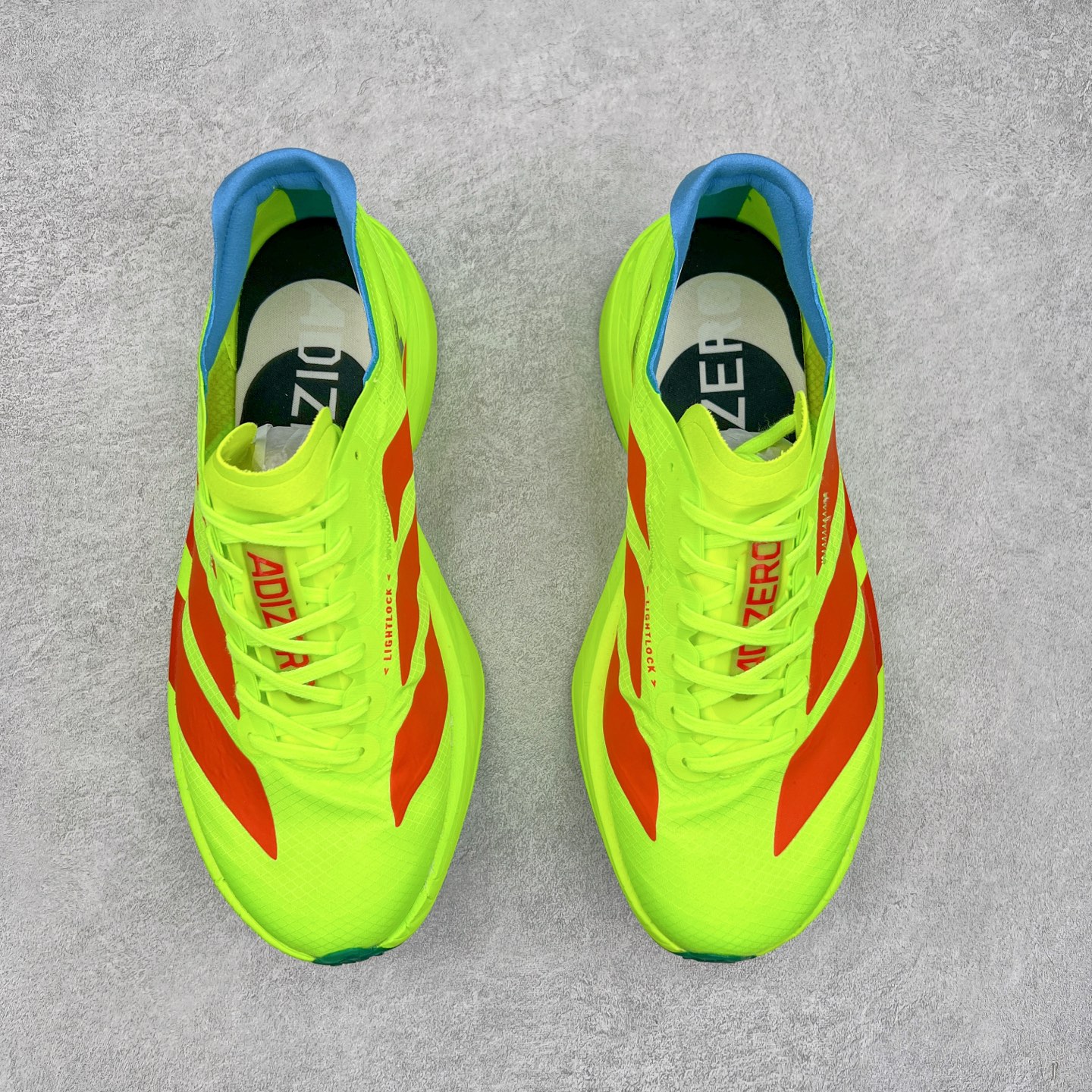 图片[2]-AD Adizero EVO SL 马拉松竞速专业跑鞋 JQ1571 CELERMESH针织网面非常轻薄 纤维间的缝隙很大 可以保证跑步时的透气、排汗效果 鞋舌直接与两侧的内衬和鞋底连接在一起 在跑步过程中不会被鞋舌的左右移动所困扰 在标准鞋带孔的基础上再拓宽一组鞋带孔 适合不同脚型的需求 突破性 EnergyRods 技术，有助于跑者实现更好的成绩 中底独特的LIGHTSTRIKE PRO泡棉材质 微弹感觉在跑步过程中给予了良好的支撑体验 对于顶级精英和高水平进阶跑者来说 ADIOS PRO是一双值得信赖的竞速比赛用鞋 尺码：36 36.5 37.5 38 38.5 39 40 40.5 41 42 42.5 43 44 44.5 45-选品中心