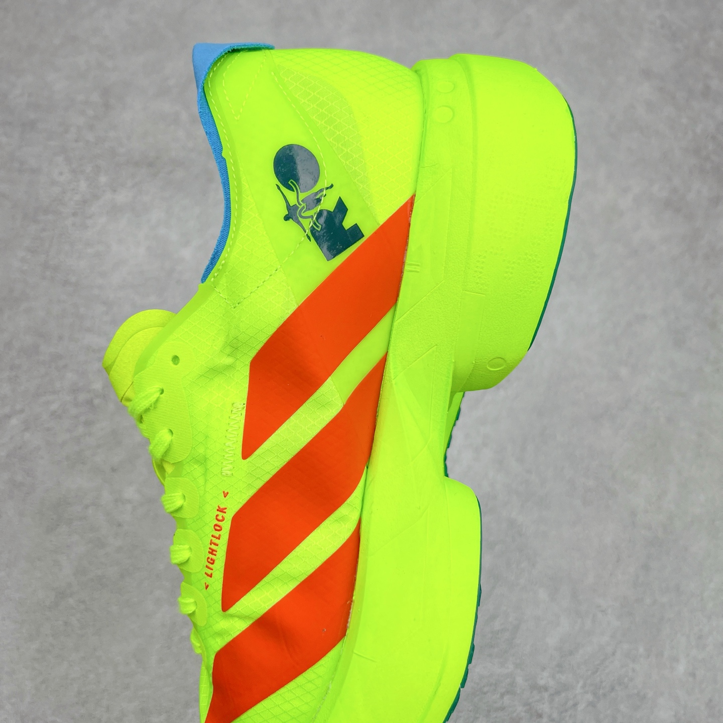 图片[7]-AD Adizero EVO SL 马拉松竞速专业跑鞋 JQ1571 CELERMESH针织网面非常轻薄 纤维间的缝隙很大 可以保证跑步时的透气、排汗效果 鞋舌直接与两侧的内衬和鞋底连接在一起 在跑步过程中不会被鞋舌的左右移动所困扰 在标准鞋带孔的基础上再拓宽一组鞋带孔 适合不同脚型的需求 突破性 EnergyRods 技术，有助于跑者实现更好的成绩 中底独特的LIGHTSTRIKE PRO泡棉材质 微弹感觉在跑步过程中给予了良好的支撑体验 对于顶级精英和高水平进阶跑者来说 ADIOS PRO是一双值得信赖的竞速比赛用鞋 尺码：36 36.5 37.5 38 38.5 39 40 40.5 41 42 42.5 43 44 44.5 45-选品中心