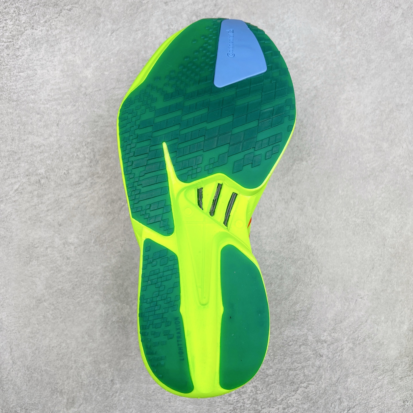 图片[9]-AD Adizero EVO SL 马拉松竞速专业跑鞋 JQ1571 CELERMESH针织网面非常轻薄 纤维间的缝隙很大 可以保证跑步时的透气、排汗效果 鞋舌直接与两侧的内衬和鞋底连接在一起 在跑步过程中不会被鞋舌的左右移动所困扰 在标准鞋带孔的基础上再拓宽一组鞋带孔 适合不同脚型的需求 突破性 EnergyRods 技术，有助于跑者实现更好的成绩 中底独特的LIGHTSTRIKE PRO泡棉材质 微弹感觉在跑步过程中给予了良好的支撑体验 对于顶级精英和高水平进阶跑者来说 ADIOS PRO是一双值得信赖的竞速比赛用鞋 尺码：36 36.5 37.5 38 38.5 39 40 40.5 41 42 42.5 43 44 44.5 45-选品中心