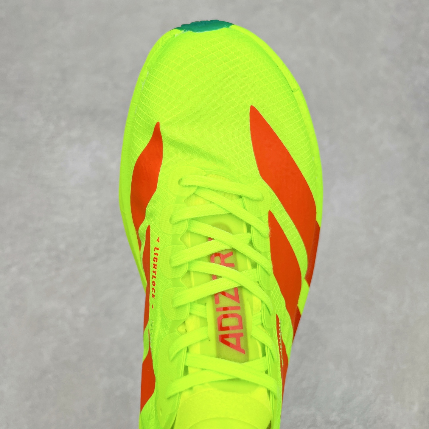 图片[4]-AD Adizero EVO SL 马拉松竞速专业跑鞋 JQ1571 CELERMESH针织网面非常轻薄 纤维间的缝隙很大 可以保证跑步时的透气、排汗效果 鞋舌直接与两侧的内衬和鞋底连接在一起 在跑步过程中不会被鞋舌的左右移动所困扰 在标准鞋带孔的基础上再拓宽一组鞋带孔 适合不同脚型的需求 突破性 EnergyRods 技术，有助于跑者实现更好的成绩 中底独特的LIGHTSTRIKE PRO泡棉材质 微弹感觉在跑步过程中给予了良好的支撑体验 对于顶级精英和高水平进阶跑者来说 ADIOS PRO是一双值得信赖的竞速比赛用鞋 尺码：36 36.5 37.5 38 38.5 39 40 40.5 41 42 42.5 43 44 44.5 45-选品中心