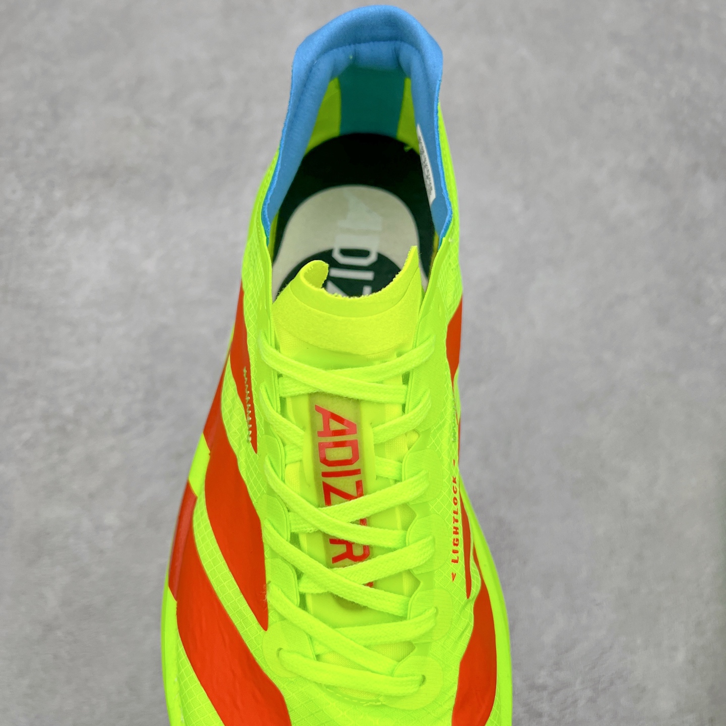 图片[5]-AD Adizero EVO SL 马拉松竞速专业跑鞋 JQ1571 CELERMESH针织网面非常轻薄 纤维间的缝隙很大 可以保证跑步时的透气、排汗效果 鞋舌直接与两侧的内衬和鞋底连接在一起 在跑步过程中不会被鞋舌的左右移动所困扰 在标准鞋带孔的基础上再拓宽一组鞋带孔 适合不同脚型的需求 突破性 EnergyRods 技术，有助于跑者实现更好的成绩 中底独特的LIGHTSTRIKE PRO泡棉材质 微弹感觉在跑步过程中给予了良好的支撑体验 对于顶级精英和高水平进阶跑者来说 ADIOS PRO是一双值得信赖的竞速比赛用鞋 尺码：36 36.5 37.5 38 38.5 39 40 40.5 41 42 42.5 43 44 44.5 45-选品中心