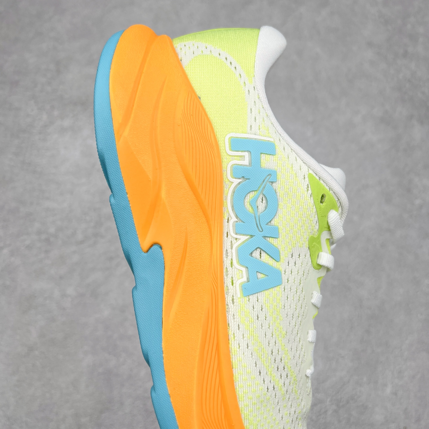 图片[6]-HOKA ONE ONE RINCON 4 舒适防滑耐磨低帮休闲跑步鞋 Rincon 4 是一款日常训练用的跑步鞋，踩上去的感觉很结实。它适合中短距离跑步，但如果您习惯于稍硬的感觉，也可以用于长距离跑步。但它的速度不够快，不能作为速度训练鞋，也不够柔软，不能作为恢复训练鞋，日常里程跑才是它的优势所在。如果您想尝试 Hoka 跑鞋，又想享受极具竞争力的价格，那就试试这款鞋吧。尺码：36 36.5 37.5 38 38.5 39 40 40.5 41 42 42.5 43 44 44.5 45-选品中心