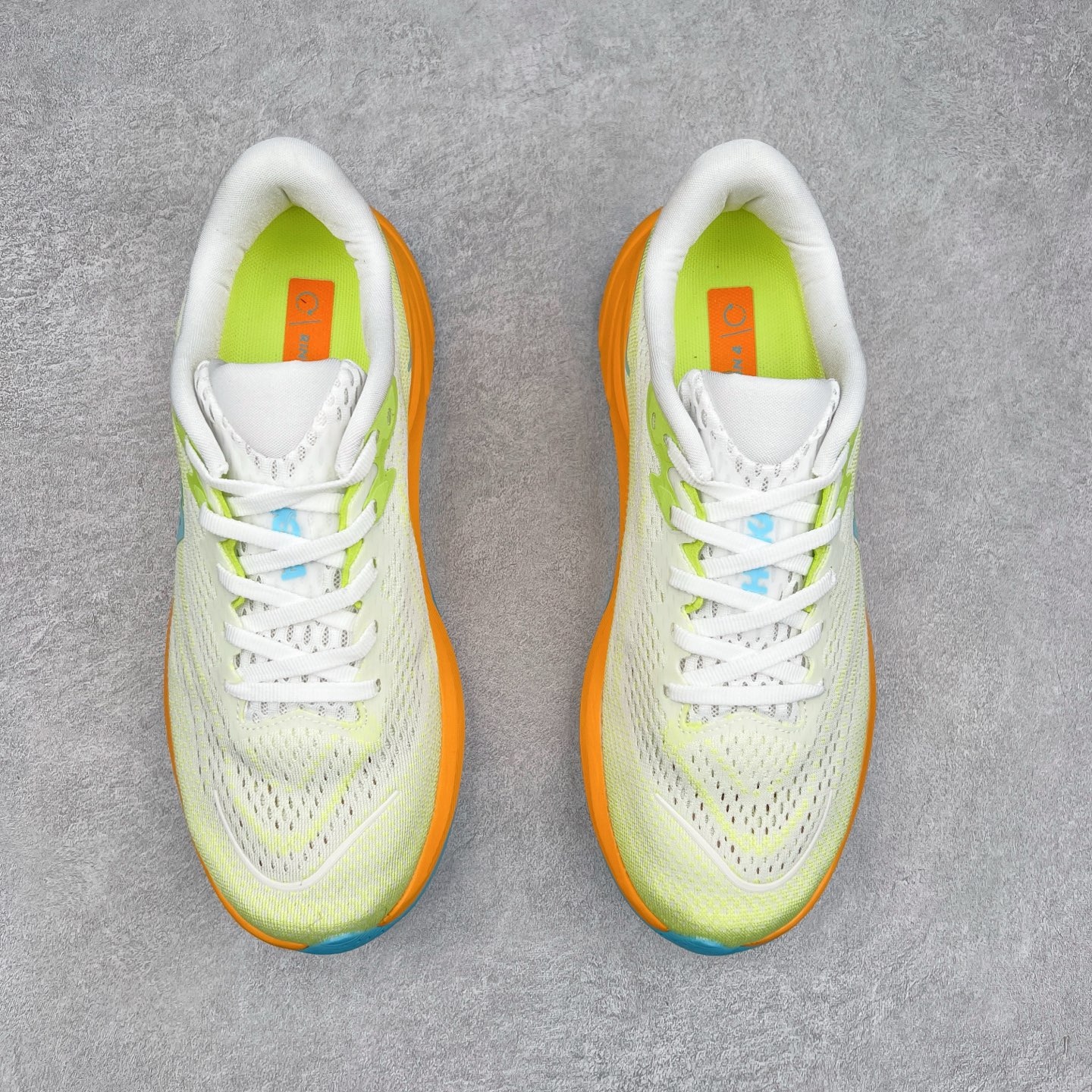 图片[2]-HOKA ONE ONE RINCON 4 舒适防滑耐磨低帮休闲跑步鞋 Rincon 4 是一款日常训练用的跑步鞋，踩上去的感觉很结实。它适合中短距离跑步，但如果您习惯于稍硬的感觉，也可以用于长距离跑步。但它的速度不够快，不能作为速度训练鞋，也不够柔软，不能作为恢复训练鞋，日常里程跑才是它的优势所在。如果您想尝试 Hoka 跑鞋，又想享受极具竞争力的价格，那就试试这款鞋吧。尺码：36 36.5 37.5 38 38.5 39 40 40.5 41 42 42.5 43 44 44.5 45-选品中心