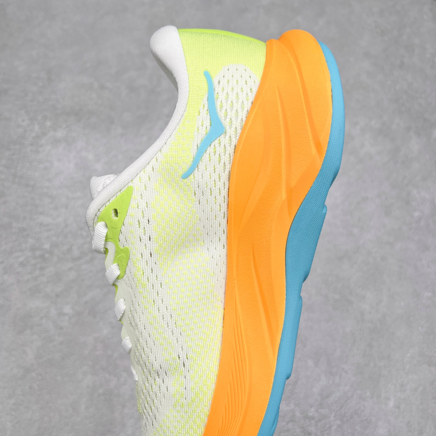 图片[7]-HOKA ONE ONE RINCON 4 舒适防滑耐磨低帮休闲跑步鞋 Rincon 4 是一款日常训练用的跑步鞋，踩上去的感觉很结实。它适合中短距离跑步，但如果您习惯于稍硬的感觉，也可以用于长距离跑步。但它的速度不够快，不能作为速度训练鞋，也不够柔软，不能作为恢复训练鞋，日常里程跑才是它的优势所在。如果您想尝试 Hoka 跑鞋，又想享受极具竞争力的价格，那就试试这款鞋吧。尺码：36 36.5 37.5 38 38.5 39 40 40.5 41 42 42.5 43 44 44.5 45-选品中心