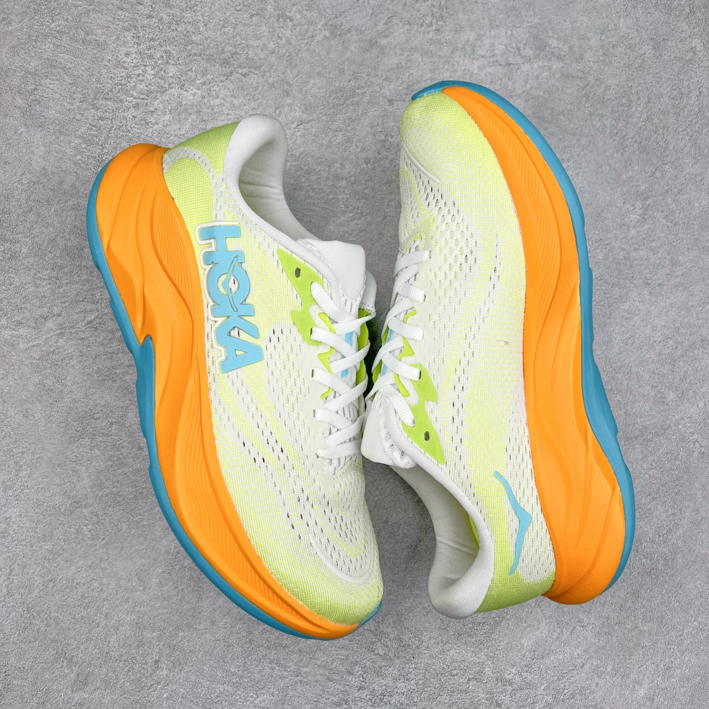 图片[3]-HOKA ONE ONE RINCON 4 舒适防滑耐磨低帮休闲跑步鞋 Rincon 4 是一款日常训练用的跑步鞋，踩上去的感觉很结实。它适合中短距离跑步，但如果您习惯于稍硬的感觉，也可以用于长距离跑步。但它的速度不够快，不能作为速度训练鞋，也不够柔软，不能作为恢复训练鞋，日常里程跑才是它的优势所在。如果您想尝试 Hoka 跑鞋，又想享受极具竞争力的价格，那就试试这款鞋吧。尺码：36 36.5 37.5 38 38.5 39 40 40.5 41 42 42.5 43 44 44.5 45-选品中心