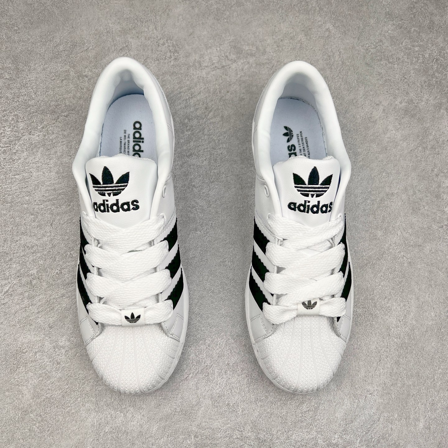 图片[2]-AD Originals Superstar 经典复古贝壳头板鞋 ID2552 诞生于1969年 是第一双将全皮面鞋 身与橡胶鞋头结合在一起的低帮篮球鞋 Superstar最开始 是作为高帮篮球鞋Pro Model的低帮版本而出现的 但因为其独特和醒目的橡胶鞋头造型而让大家熟知 被大家形象地称为\\\”shelltoe\\\”贝壳头 在70年代的美国职业篮球场上 接近3/4的NBA球员都将这双Superstar作为场上用鞋 80年代之后 经过不断的改良和发展 Superstar逐渐成为横跨时装、音乐、街头文化、休闲和运动等各大领域的时尚潮鞋 尺码：36 36.5 37 38 38.5 39 40 40.5 41 42 42.5 43 44 44.5 45-选品中心