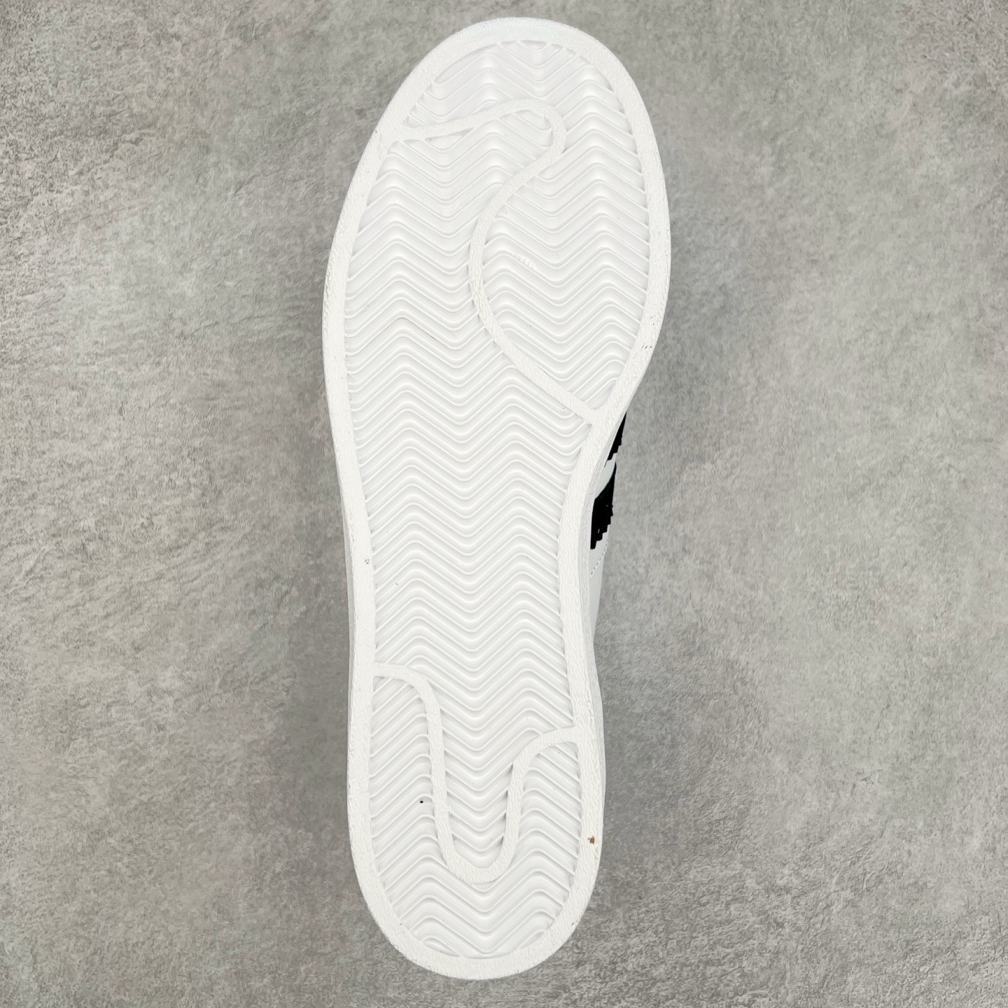 图片[9]-AD Originals Superstar 经典复古贝壳头板鞋 ID2552 诞生于1969年 是第一双将全皮面鞋 身与橡胶鞋头结合在一起的低帮篮球鞋 Superstar最开始 是作为高帮篮球鞋Pro Model的低帮版本而出现的 但因为其独特和醒目的橡胶鞋头造型而让大家熟知 被大家形象地称为\\\”shelltoe\\\”贝壳头 在70年代的美国职业篮球场上 接近3/4的NBA球员都将这双Superstar作为场上用鞋 80年代之后 经过不断的改良和发展 Superstar逐渐成为横跨时装、音乐、街头文化、休闲和运动等各大领域的时尚潮鞋 尺码：36 36.5 37 38 38.5 39 40 40.5 41 42 42.5 43 44 44.5 45-选品中心