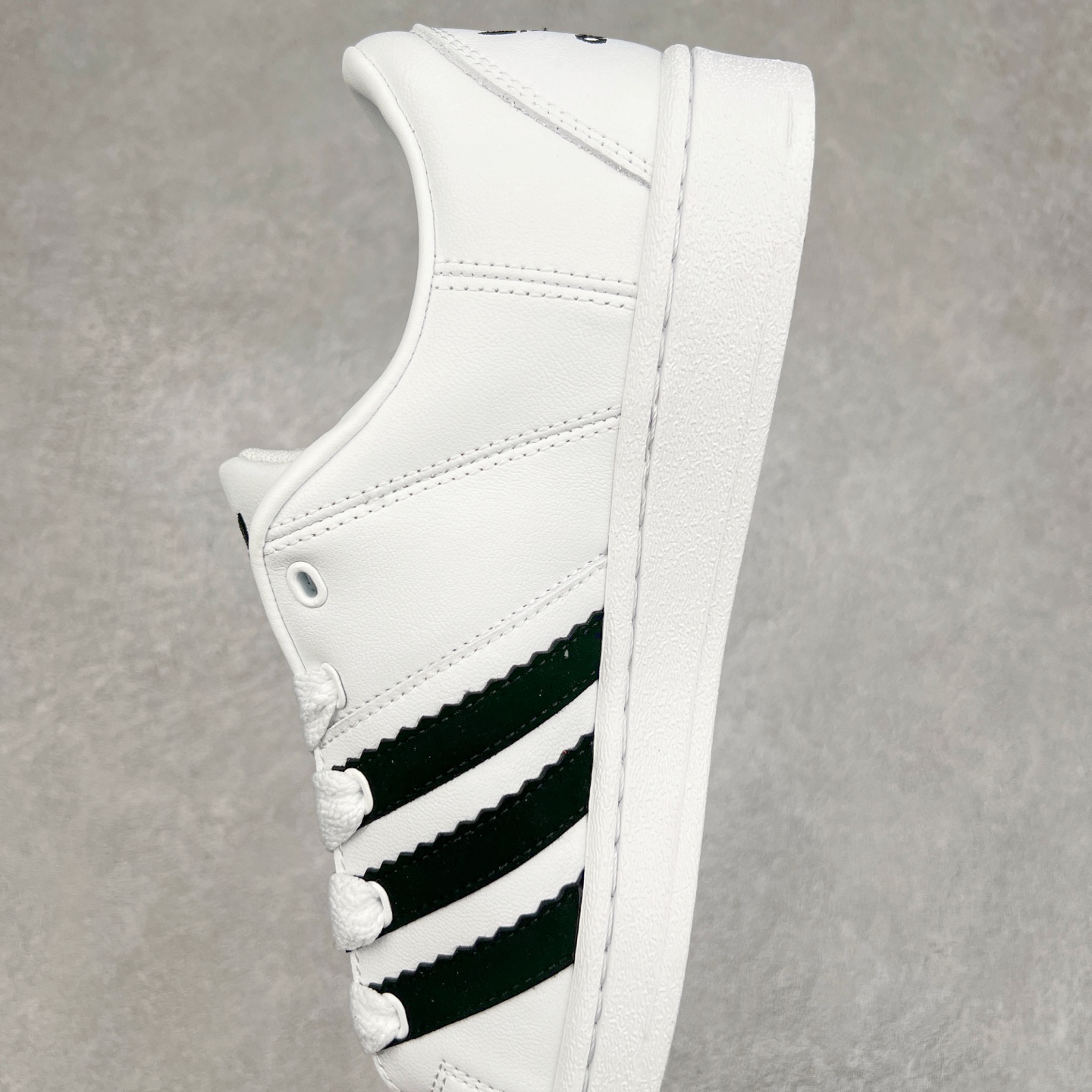 图片[7]-AD Originals Superstar 经典复古贝壳头板鞋 ID2552 诞生于1969年 是第一双将全皮面鞋 身与橡胶鞋头结合在一起的低帮篮球鞋 Superstar最开始 是作为高帮篮球鞋Pro Model的低帮版本而出现的 但因为其独特和醒目的橡胶鞋头造型而让大家熟知 被大家形象地称为\\\”shelltoe\\\”贝壳头 在70年代的美国职业篮球场上 接近3/4的NBA球员都将这双Superstar作为场上用鞋 80年代之后 经过不断的改良和发展 Superstar逐渐成为横跨时装、音乐、街头文化、休闲和运动等各大领域的时尚潮鞋 尺码：36 36.5 37 38 38.5 39 40 40.5 41 42 42.5 43 44 44.5 45-选品中心