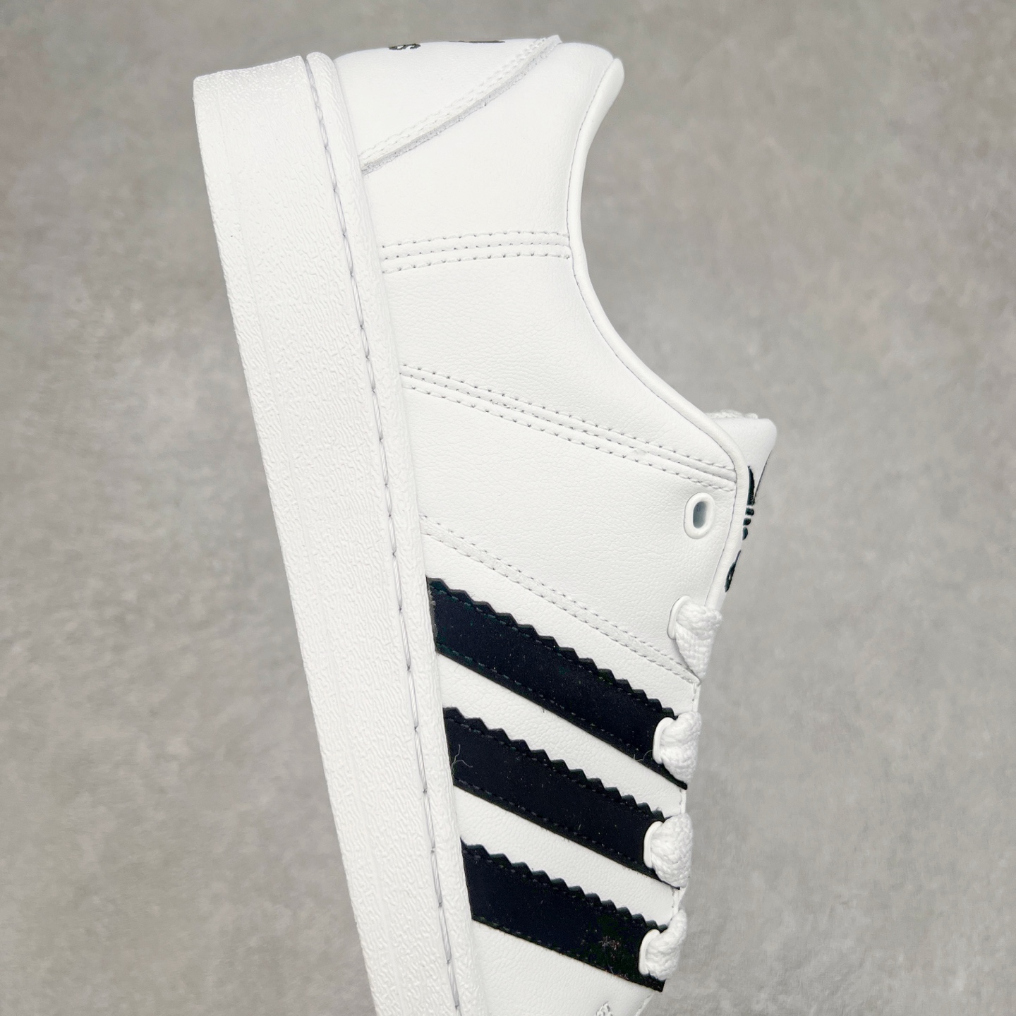 图片[6]-AD Originals Superstar 经典复古贝壳头板鞋 ID2552 诞生于1969年 是第一双将全皮面鞋 身与橡胶鞋头结合在一起的低帮篮球鞋 Superstar最开始 是作为高帮篮球鞋Pro Model的低帮版本而出现的 但因为其独特和醒目的橡胶鞋头造型而让大家熟知 被大家形象地称为\\\”shelltoe\\\”贝壳头 在70年代的美国职业篮球场上 接近3/4的NBA球员都将这双Superstar作为场上用鞋 80年代之后 经过不断的改良和发展 Superstar逐渐成为横跨时装、音乐、街头文化、休闲和运动等各大领域的时尚潮鞋 尺码：36 36.5 37 38 38.5 39 40 40.5 41 42 42.5 43 44 44.5 45-选品中心