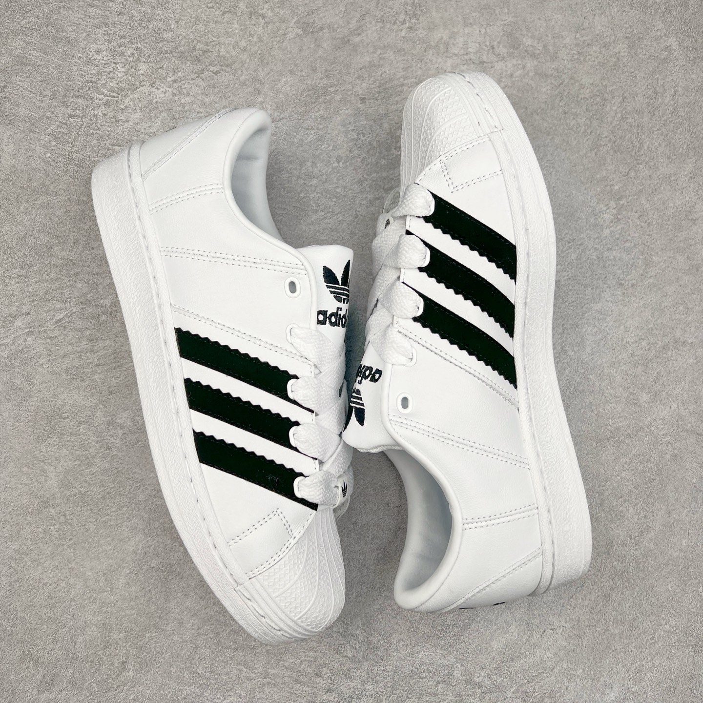 图片[3]-AD Originals Superstar 经典复古贝壳头板鞋 ID2552 诞生于1969年 是第一双将全皮面鞋 身与橡胶鞋头结合在一起的低帮篮球鞋 Superstar最开始 是作为高帮篮球鞋Pro Model的低帮版本而出现的 但因为其独特和醒目的橡胶鞋头造型而让大家熟知 被大家形象地称为\\\”shelltoe\\\”贝壳头 在70年代的美国职业篮球场上 接近3/4的NBA球员都将这双Superstar作为场上用鞋 80年代之后 经过不断的改良和发展 Superstar逐渐成为横跨时装、音乐、街头文化、休闲和运动等各大领域的时尚潮鞋 尺码：36 36.5 37 38 38.5 39 40 40.5 41 42 42.5 43 44 44.5 45-选品中心