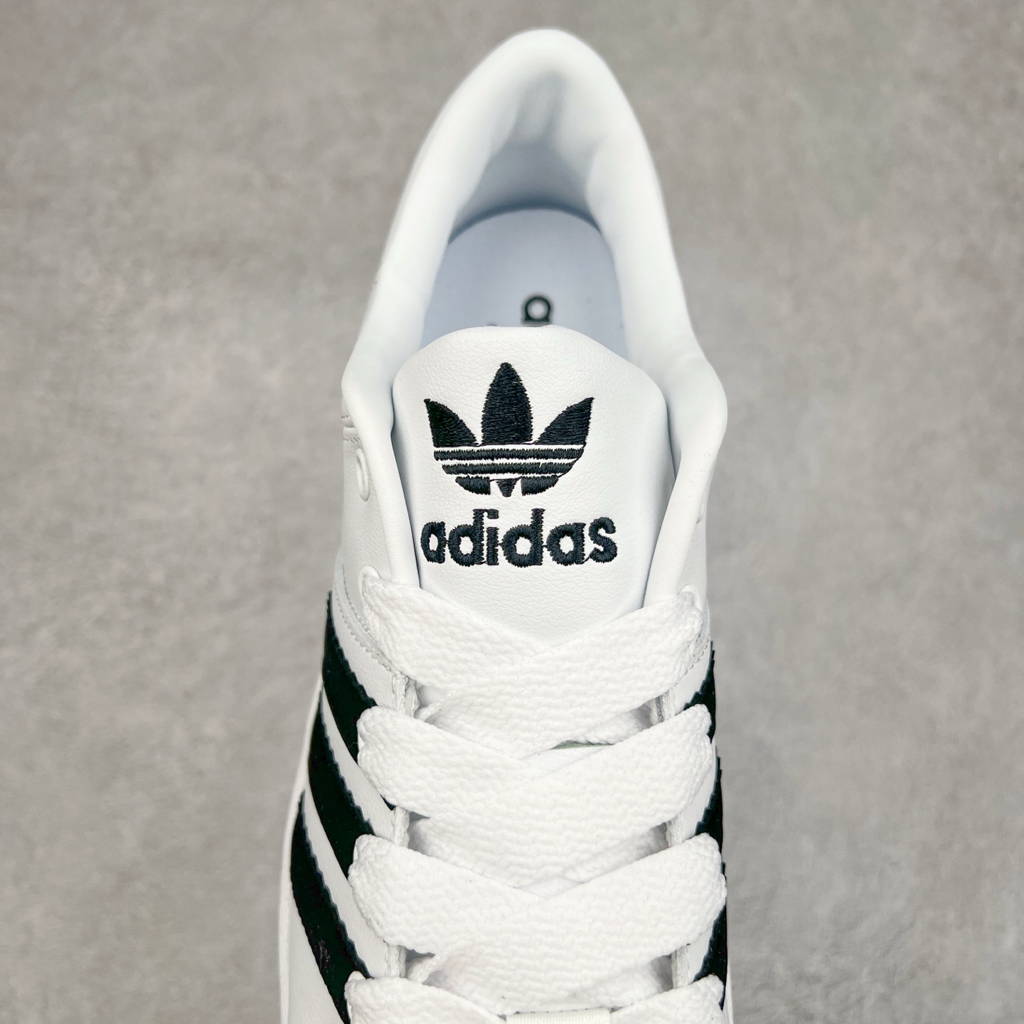 图片[5]-AD Originals Superstar 经典复古贝壳头板鞋 ID2552 诞生于1969年 是第一双将全皮面鞋 身与橡胶鞋头结合在一起的低帮篮球鞋 Superstar最开始 是作为高帮篮球鞋Pro Model的低帮版本而出现的 但因为其独特和醒目的橡胶鞋头造型而让大家熟知 被大家形象地称为\\\”shelltoe\\\”贝壳头 在70年代的美国职业篮球场上 接近3/4的NBA球员都将这双Superstar作为场上用鞋 80年代之后 经过不断的改良和发展 Superstar逐渐成为横跨时装、音乐、街头文化、休闲和运动等各大领域的时尚潮鞋 尺码：36 36.5 37 38 38.5 39 40 40.5 41 42 42.5 43 44 44.5 45-选品中心