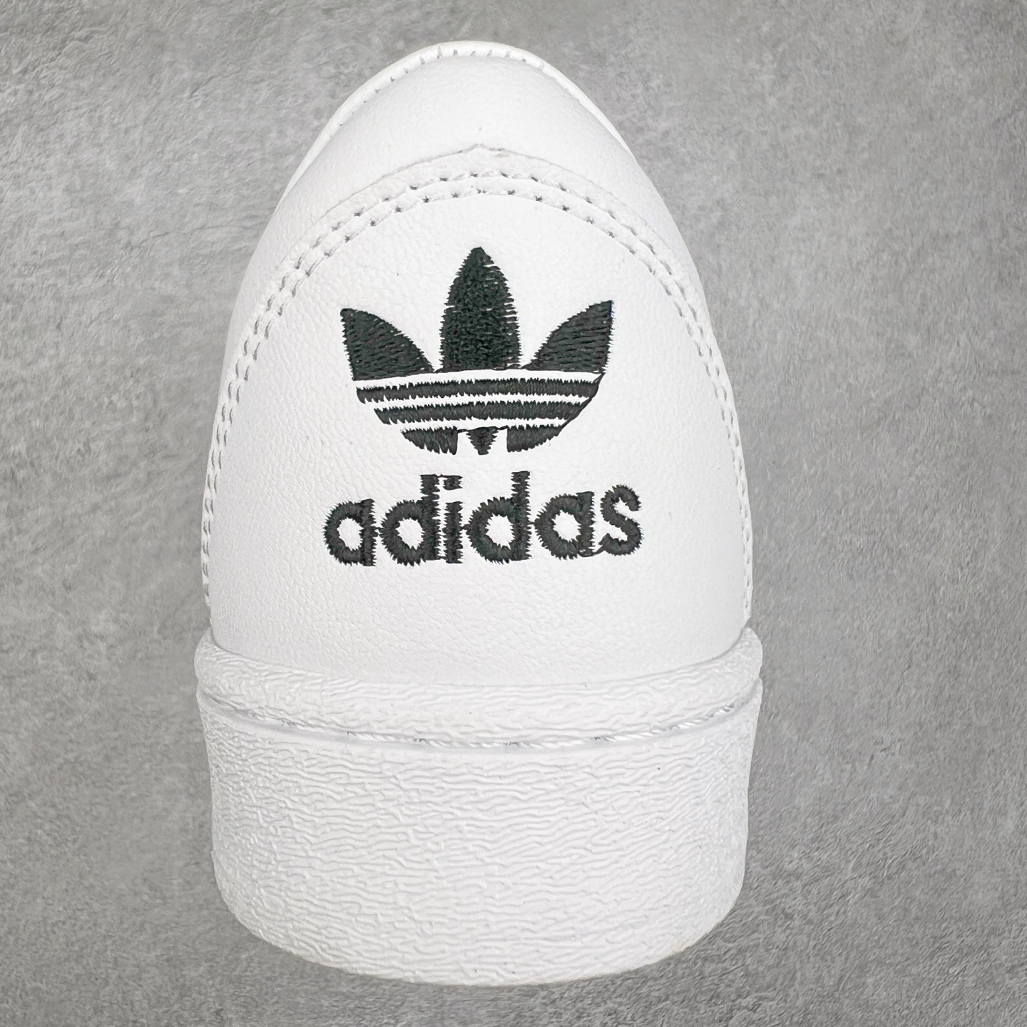 图片[8]-AD Originals Superstar 经典复古贝壳头板鞋 ID2552 诞生于1969年 是第一双将全皮面鞋 身与橡胶鞋头结合在一起的低帮篮球鞋 Superstar最开始 是作为高帮篮球鞋Pro Model的低帮版本而出现的 但因为其独特和醒目的橡胶鞋头造型而让大家熟知 被大家形象地称为\\\”shelltoe\\\”贝壳头 在70年代的美国职业篮球场上 接近3/4的NBA球员都将这双Superstar作为场上用鞋 80年代之后 经过不断的改良和发展 Superstar逐渐成为横跨时装、音乐、街头文化、休闲和运动等各大领域的时尚潮鞋 尺码：36 36.5 37 38 38.5 39 40 40.5 41 42 42.5 43 44 44.5 45-选品中心