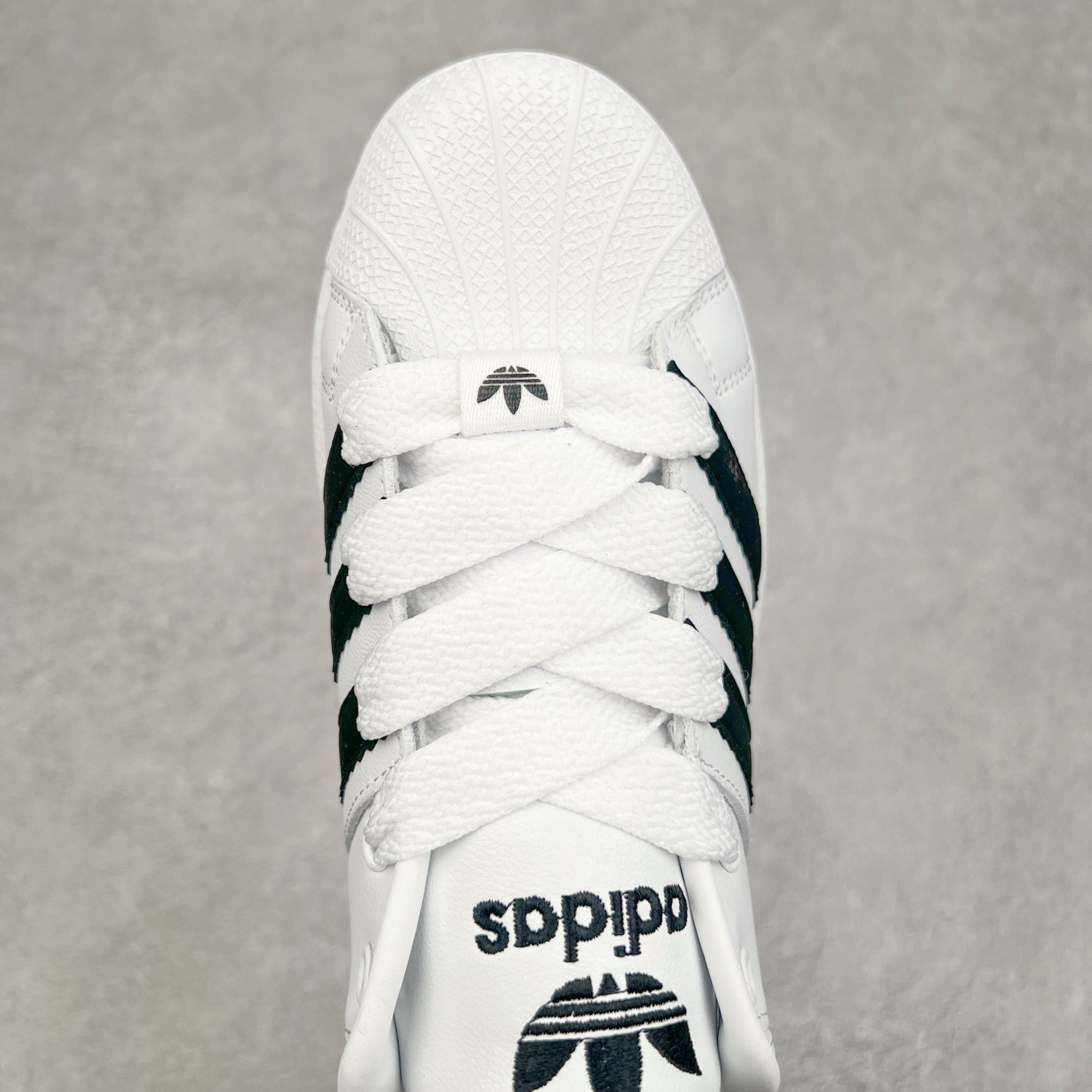 图片[4]-AD Originals Superstar 经典复古贝壳头板鞋 ID2552 诞生于1969年 是第一双将全皮面鞋 身与橡胶鞋头结合在一起的低帮篮球鞋 Superstar最开始 是作为高帮篮球鞋Pro Model的低帮版本而出现的 但因为其独特和醒目的橡胶鞋头造型而让大家熟知 被大家形象地称为\\\”shelltoe\\\”贝壳头 在70年代的美国职业篮球场上 接近3/4的NBA球员都将这双Superstar作为场上用鞋 80年代之后 经过不断的改良和发展 Superstar逐渐成为横跨时装、音乐、街头文化、休闲和运动等各大领域的时尚潮鞋 尺码：36 36.5 37 38 38.5 39 40 40.5 41 42 42.5 43 44 44.5 45-选品中心