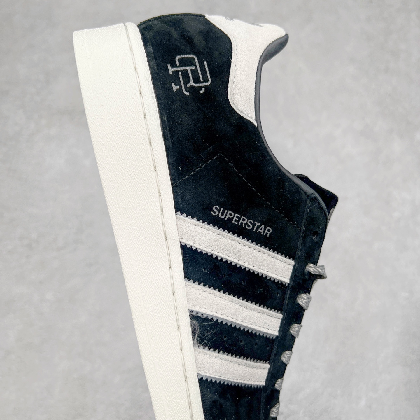 图片[6]-AD Originals Superstar 经典复古贝壳头板鞋 BS0912 诞生于1969年 是第一双将全皮面鞋 身与橡胶鞋头结合在一起的低帮篮球鞋 Superstar最开始 是作为高帮篮球鞋Pro Model的低帮版本而出现的 但因为其独特和醒目的橡胶鞋头造型而让大家熟知 被大家形象地称为\\\”shelltoe\\\”贝壳头 在70年代的美国职业篮球场上 接近3/4的NBA球员都将这双Superstar作为场上用鞋 80年代之后 经过不断的改良和发展 Superstar逐渐成为横跨时装、音乐、街头文化、休闲和运动等各大领域的时尚潮鞋 尺码：36 36.5 37 38 38.5 39 40 40.5 41 42 42.5 43 44 44.5 45-选品中心
