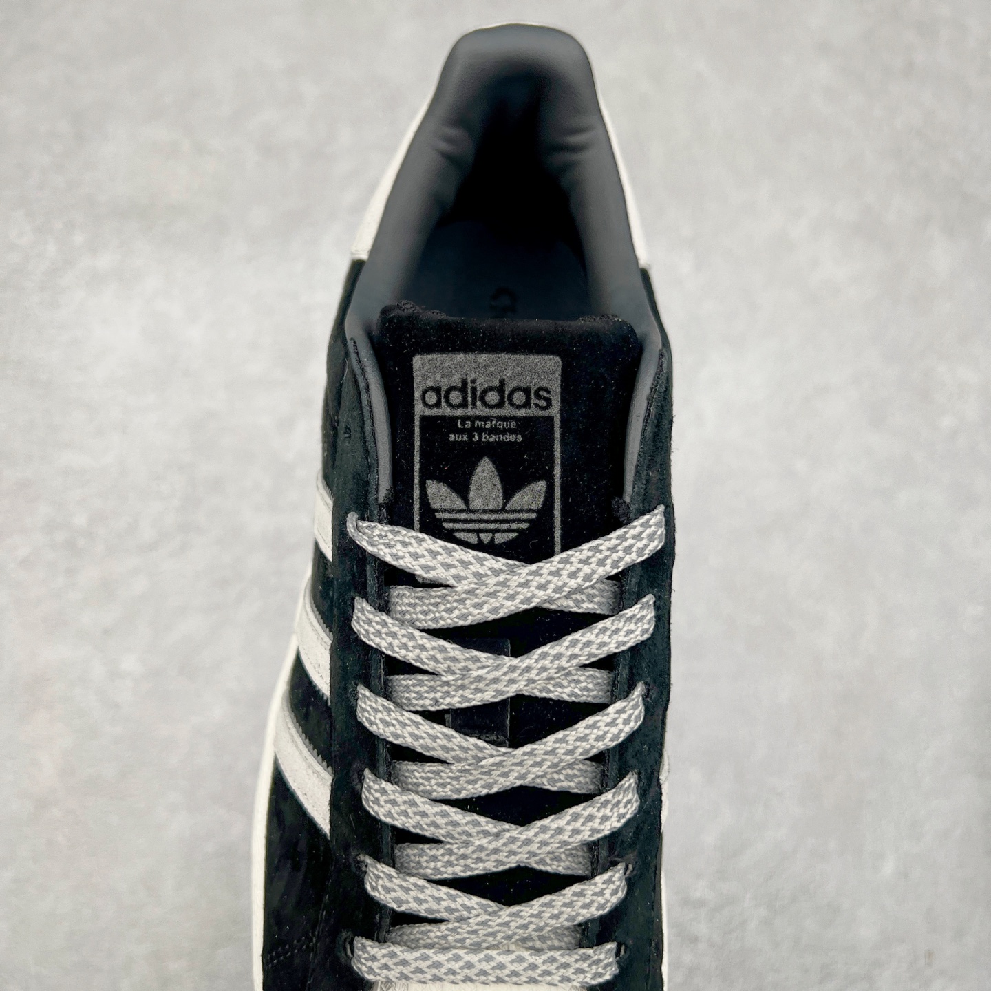 图片[5]-AD Originals Superstar 经典复古贝壳头板鞋 BS0912 诞生于1969年 是第一双将全皮面鞋 身与橡胶鞋头结合在一起的低帮篮球鞋 Superstar最开始 是作为高帮篮球鞋Pro Model的低帮版本而出现的 但因为其独特和醒目的橡胶鞋头造型而让大家熟知 被大家形象地称为\\\”shelltoe\\\”贝壳头 在70年代的美国职业篮球场上 接近3/4的NBA球员都将这双Superstar作为场上用鞋 80年代之后 经过不断的改良和发展 Superstar逐渐成为横跨时装、音乐、街头文化、休闲和运动等各大领域的时尚潮鞋 尺码：36 36.5 37 38 38.5 39 40 40.5 41 42 42.5 43 44 44.5 45-选品中心