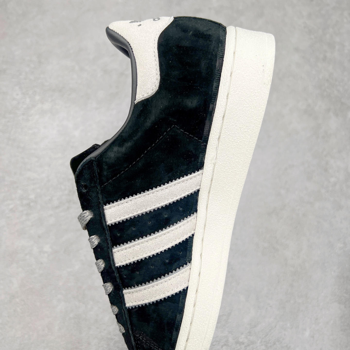 图片[7]-AD Originals Superstar 经典复古贝壳头板鞋 BS0912 诞生于1969年 是第一双将全皮面鞋 身与橡胶鞋头结合在一起的低帮篮球鞋 Superstar最开始 是作为高帮篮球鞋Pro Model的低帮版本而出现的 但因为其独特和醒目的橡胶鞋头造型而让大家熟知 被大家形象地称为\\\”shelltoe\\\”贝壳头 在70年代的美国职业篮球场上 接近3/4的NBA球员都将这双Superstar作为场上用鞋 80年代之后 经过不断的改良和发展 Superstar逐渐成为横跨时装、音乐、街头文化、休闲和运动等各大领域的时尚潮鞋 尺码：36 36.5 37 38 38.5 39 40 40.5 41 42 42.5 43 44 44.5 45-选品中心