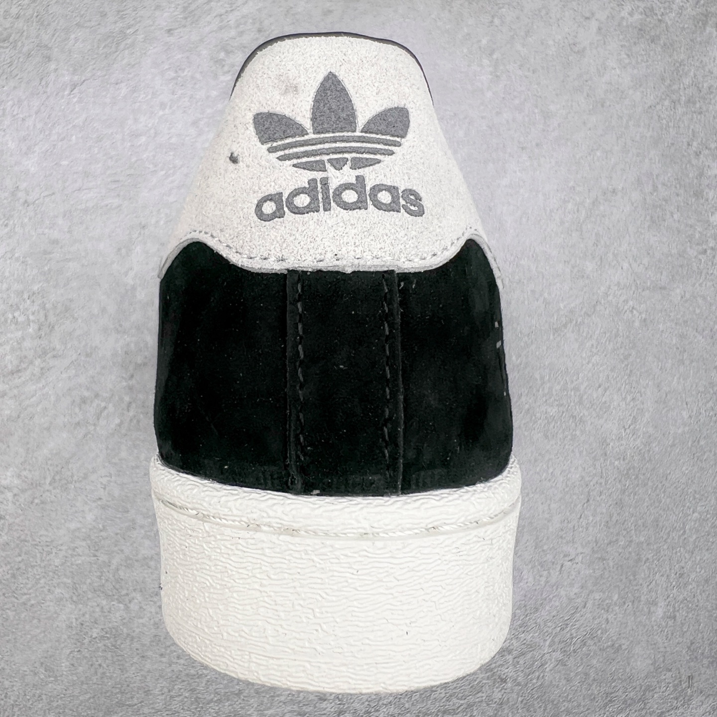 图片[8]-AD Originals Superstar 经典复古贝壳头板鞋 BS0912 诞生于1969年 是第一双将全皮面鞋 身与橡胶鞋头结合在一起的低帮篮球鞋 Superstar最开始 是作为高帮篮球鞋Pro Model的低帮版本而出现的 但因为其独特和醒目的橡胶鞋头造型而让大家熟知 被大家形象地称为\\\”shelltoe\\\”贝壳头 在70年代的美国职业篮球场上 接近3/4的NBA球员都将这双Superstar作为场上用鞋 80年代之后 经过不断的改良和发展 Superstar逐渐成为横跨时装、音乐、街头文化、休闲和运动等各大领域的时尚潮鞋 尺码：36 36.5 37 38 38.5 39 40 40.5 41 42 42.5 43 44 44.5 45-选品中心