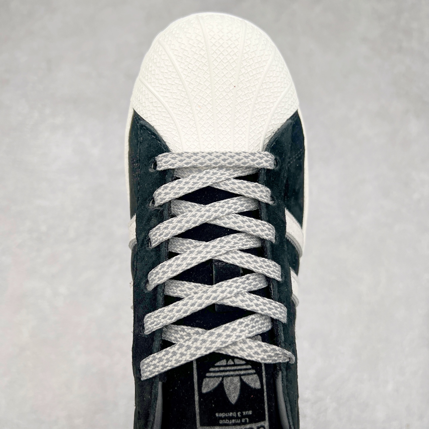 图片[4]-AD Originals Superstar 经典复古贝壳头板鞋 BS0912 诞生于1969年 是第一双将全皮面鞋 身与橡胶鞋头结合在一起的低帮篮球鞋 Superstar最开始 是作为高帮篮球鞋Pro Model的低帮版本而出现的 但因为其独特和醒目的橡胶鞋头造型而让大家熟知 被大家形象地称为\\\”shelltoe\\\”贝壳头 在70年代的美国职业篮球场上 接近3/4的NBA球员都将这双Superstar作为场上用鞋 80年代之后 经过不断的改良和发展 Superstar逐渐成为横跨时装、音乐、街头文化、休闲和运动等各大领域的时尚潮鞋 尺码：36 36.5 37 38 38.5 39 40 40.5 41 42 42.5 43 44 44.5 45-选品中心