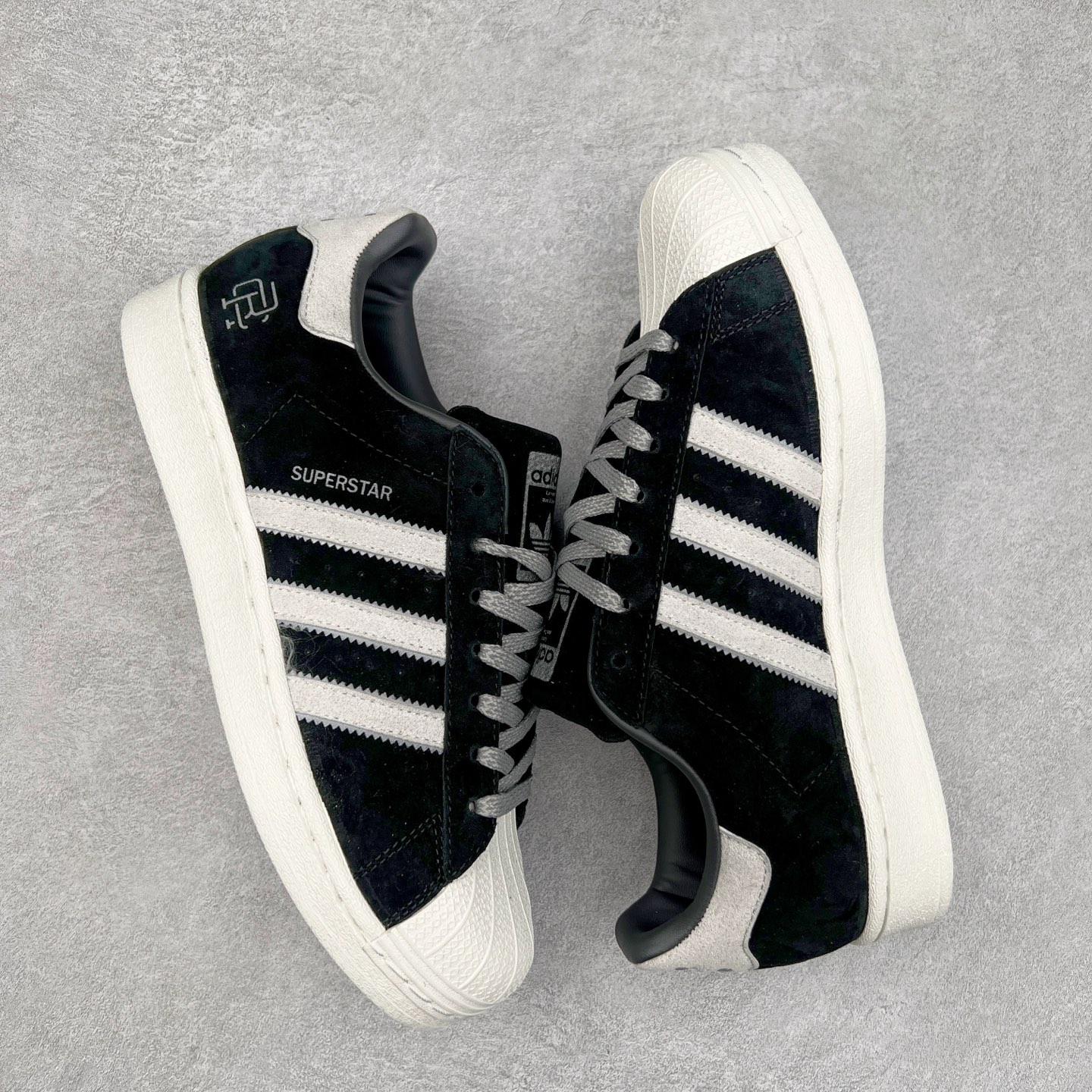 图片[3]-AD Originals Superstar 经典复古贝壳头板鞋 BS0912 诞生于1969年 是第一双将全皮面鞋 身与橡胶鞋头结合在一起的低帮篮球鞋 Superstar最开始 是作为高帮篮球鞋Pro Model的低帮版本而出现的 但因为其独特和醒目的橡胶鞋头造型而让大家熟知 被大家形象地称为\\\”shelltoe\\\”贝壳头 在70年代的美国职业篮球场上 接近3/4的NBA球员都将这双Superstar作为场上用鞋 80年代之后 经过不断的改良和发展 Superstar逐渐成为横跨时装、音乐、街头文化、休闲和运动等各大领域的时尚潮鞋 尺码：36 36.5 37 38 38.5 39 40 40.5 41 42 42.5 43 44 44.5 45-选品中心