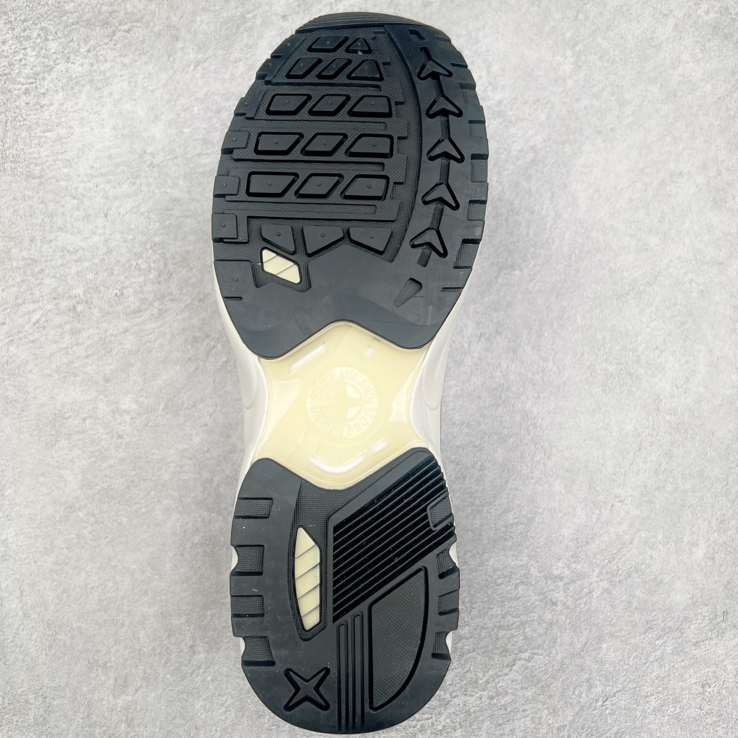 图片[9]-Stone Island Grime Panelled 石头岛黑褐色舒适时尚低帮生活休闲鞋 石头岛作不仅是科技面料和织物染色典范并加入了创新机能美学，兼顾功能性与时尚感，颠覆传统休闲服饰的想象。尺码：36 37 37.5 38 38.5 39 39.5 40 40.5 41.5 42 42.5 43 44 44.5 45-选品中心