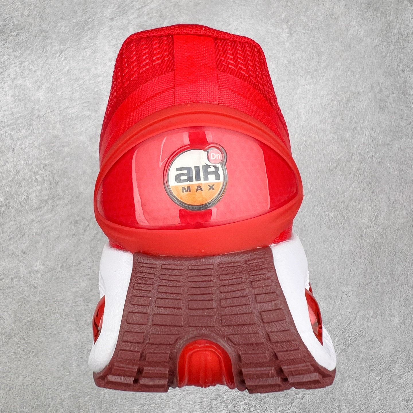 图片[8]-NK Air Max DN系列低帮豆荚型气垫百搭休闲运动慢跑鞋 HM0747-600 Air Max 科技最初于 1986 年推出，是NK的首款气垫鞋款，这个缓震技术彻底改变了人们对运动鞋的认知。在 Nike 的众多缓震科技中也有着自己绝对的地位。除了技术层面的创新，Air Max 还具有深厚的文化内涵。它所代表的青年文化、前卫风格和反叛精神，使其成为了一种时尚和潮流的象征。为了纪念这个具有里程碑意义的技术，Nike 在每年的 3 月 26 日定为「Air Max Day」。近日，Nike 露出了一款全新的鞋型——Air Max DN。这款鞋不仅具有时尚的外观，还融合了许多经典的 Air Max 设计和元素，同时展现了一些新的创意。设计灵感源自经典 Air Max 97 和 Air Max Plus 的元素。鞋面的条纹设计和后跟的标志都在向这些经典鞋款致敬。最大亮点是 Air Max 气垫的造型，它以神似豆荚的造型呈现，分为四个分区圆形开窗，带来极高的辨识度。Air Max DN 采用了纯黑配色覆面，搭配白色虚线和紫色点缀，营造出一种低调而时尚的外观。鞋面采用织物材质打造，提供舒适的穿着体验。全新 Nike Air Max DN 除了图中的配色外，还将有荧光绿、白银、黑银、皇家蓝、酷灰、黑色等六款新配色登场。具体发售信息感兴趣的朋友可以持续关注。尺码：36 36.5 37.5 38 38.5 39 40 40.5 41 42 42.5 43 44 44.5 45-选品中心