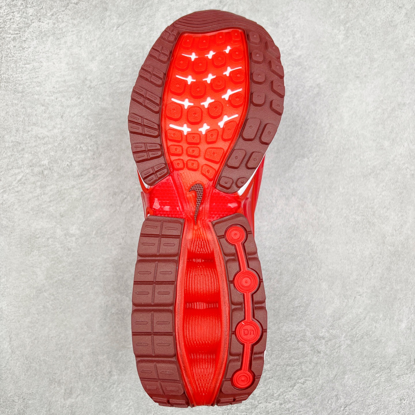 图片[9]-NK Air Max DN系列低帮豆荚型气垫百搭休闲运动慢跑鞋 HM0747-600 Air Max 科技最初于 1986 年推出，是NK的首款气垫鞋款，这个缓震技术彻底改变了人们对运动鞋的认知。在 Nike 的众多缓震科技中也有着自己绝对的地位。除了技术层面的创新，Air Max 还具有深厚的文化内涵。它所代表的青年文化、前卫风格和反叛精神，使其成为了一种时尚和潮流的象征。为了纪念这个具有里程碑意义的技术，Nike 在每年的 3 月 26 日定为「Air Max Day」。近日，Nike 露出了一款全新的鞋型——Air Max DN。这款鞋不仅具有时尚的外观，还融合了许多经典的 Air Max 设计和元素，同时展现了一些新的创意。设计灵感源自经典 Air Max 97 和 Air Max Plus 的元素。鞋面的条纹设计和后跟的标志都在向这些经典鞋款致敬。最大亮点是 Air Max 气垫的造型，它以神似豆荚的造型呈现，分为四个分区圆形开窗，带来极高的辨识度。Air Max DN 采用了纯黑配色覆面，搭配白色虚线和紫色点缀，营造出一种低调而时尚的外观。鞋面采用织物材质打造，提供舒适的穿着体验。全新 Nike Air Max DN 除了图中的配色外，还将有荧光绿、白银、黑银、皇家蓝、酷灰、黑色等六款新配色登场。具体发售信息感兴趣的朋友可以持续关注。尺码：36 36.5 37.5 38 38.5 39 40 40.5 41 42 42.5 43 44 44.5 45-选品中心