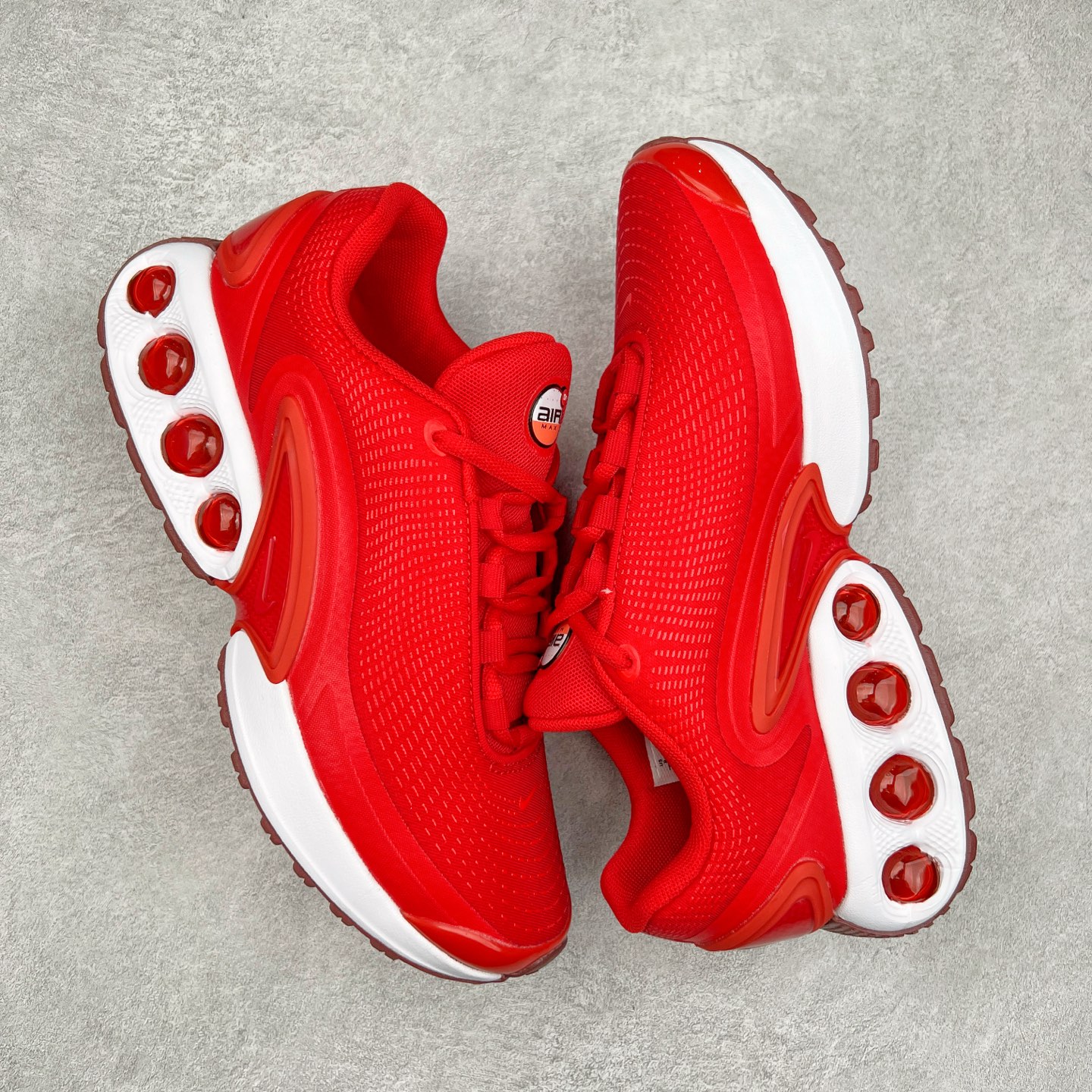 图片[3]-NK Air Max DN系列低帮豆荚型气垫百搭休闲运动慢跑鞋 HM0747-600 Air Max 科技最初于 1986 年推出，是NK的首款气垫鞋款，这个缓震技术彻底改变了人们对运动鞋的认知。在 Nike 的众多缓震科技中也有着自己绝对的地位。除了技术层面的创新，Air Max 还具有深厚的文化内涵。它所代表的青年文化、前卫风格和反叛精神，使其成为了一种时尚和潮流的象征。为了纪念这个具有里程碑意义的技术，Nike 在每年的 3 月 26 日定为「Air Max Day」。近日，Nike 露出了一款全新的鞋型——Air Max DN。这款鞋不仅具有时尚的外观，还融合了许多经典的 Air Max 设计和元素，同时展现了一些新的创意。设计灵感源自经典 Air Max 97 和 Air Max Plus 的元素。鞋面的条纹设计和后跟的标志都在向这些经典鞋款致敬。最大亮点是 Air Max 气垫的造型，它以神似豆荚的造型呈现，分为四个分区圆形开窗，带来极高的辨识度。Air Max DN 采用了纯黑配色覆面，搭配白色虚线和紫色点缀，营造出一种低调而时尚的外观。鞋面采用织物材质打造，提供舒适的穿着体验。全新 Nike Air Max DN 除了图中的配色外，还将有荧光绿、白银、黑银、皇家蓝、酷灰、黑色等六款新配色登场。具体发售信息感兴趣的朋友可以持续关注。尺码：36 36.5 37.5 38 38.5 39 40 40.5 41 42 42.5 43 44 44.5 45-选品中心