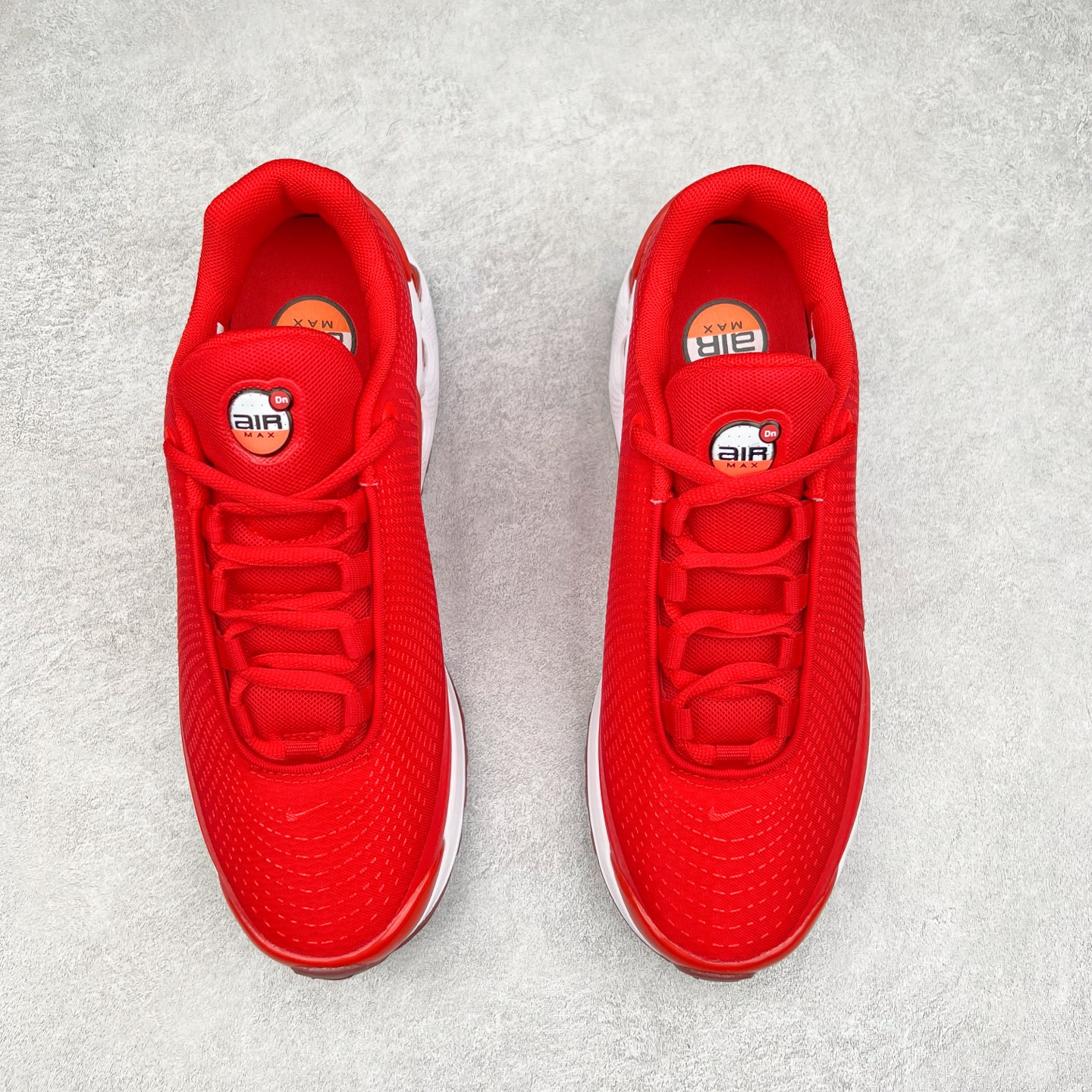 图片[2]-NK Air Max DN系列低帮豆荚型气垫百搭休闲运动慢跑鞋 HM0747-600 Air Max 科技最初于 1986 年推出，是NK的首款气垫鞋款，这个缓震技术彻底改变了人们对运动鞋的认知。在 Nike 的众多缓震科技中也有着自己绝对的地位。除了技术层面的创新，Air Max 还具有深厚的文化内涵。它所代表的青年文化、前卫风格和反叛精神，使其成为了一种时尚和潮流的象征。为了纪念这个具有里程碑意义的技术，Nike 在每年的 3 月 26 日定为「Air Max Day」。近日，Nike 露出了一款全新的鞋型——Air Max DN。这款鞋不仅具有时尚的外观，还融合了许多经典的 Air Max 设计和元素，同时展现了一些新的创意。设计灵感源自经典 Air Max 97 和 Air Max Plus 的元素。鞋面的条纹设计和后跟的标志都在向这些经典鞋款致敬。最大亮点是 Air Max 气垫的造型，它以神似豆荚的造型呈现，分为四个分区圆形开窗，带来极高的辨识度。Air Max DN 采用了纯黑配色覆面，搭配白色虚线和紫色点缀，营造出一种低调而时尚的外观。鞋面采用织物材质打造，提供舒适的穿着体验。全新 Nike Air Max DN 除了图中的配色外，还将有荧光绿、白银、黑银、皇家蓝、酷灰、黑色等六款新配色登场。具体发售信息感兴趣的朋友可以持续关注。尺码：36 36.5 37.5 38 38.5 39 40 40.5 41 42 42.5 43 44 44.5 45-选品中心