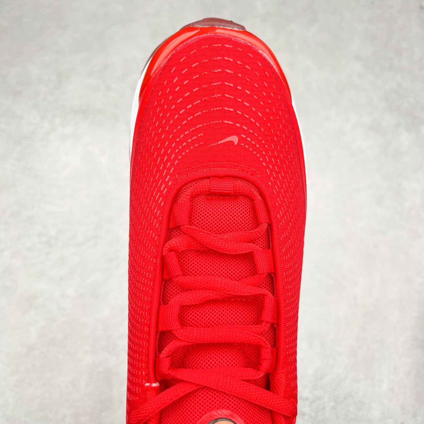 图片[4]-NK Air Max DN系列低帮豆荚型气垫百搭休闲运动慢跑鞋 HM0747-600 Air Max 科技最初于 1986 年推出，是NK的首款气垫鞋款，这个缓震技术彻底改变了人们对运动鞋的认知。在 Nike 的众多缓震科技中也有着自己绝对的地位。除了技术层面的创新，Air Max 还具有深厚的文化内涵。它所代表的青年文化、前卫风格和反叛精神，使其成为了一种时尚和潮流的象征。为了纪念这个具有里程碑意义的技术，Nike 在每年的 3 月 26 日定为「Air Max Day」。近日，Nike 露出了一款全新的鞋型——Air Max DN。这款鞋不仅具有时尚的外观，还融合了许多经典的 Air Max 设计和元素，同时展现了一些新的创意。设计灵感源自经典 Air Max 97 和 Air Max Plus 的元素。鞋面的条纹设计和后跟的标志都在向这些经典鞋款致敬。最大亮点是 Air Max 气垫的造型，它以神似豆荚的造型呈现，分为四个分区圆形开窗，带来极高的辨识度。Air Max DN 采用了纯黑配色覆面，搭配白色虚线和紫色点缀，营造出一种低调而时尚的外观。鞋面采用织物材质打造，提供舒适的穿着体验。全新 Nike Air Max DN 除了图中的配色外，还将有荧光绿、白银、黑银、皇家蓝、酷灰、黑色等六款新配色登场。具体发售信息感兴趣的朋友可以持续关注。尺码：36 36.5 37.5 38 38.5 39 40 40.5 41 42 42.5 43 44 44.5 45-选品中心