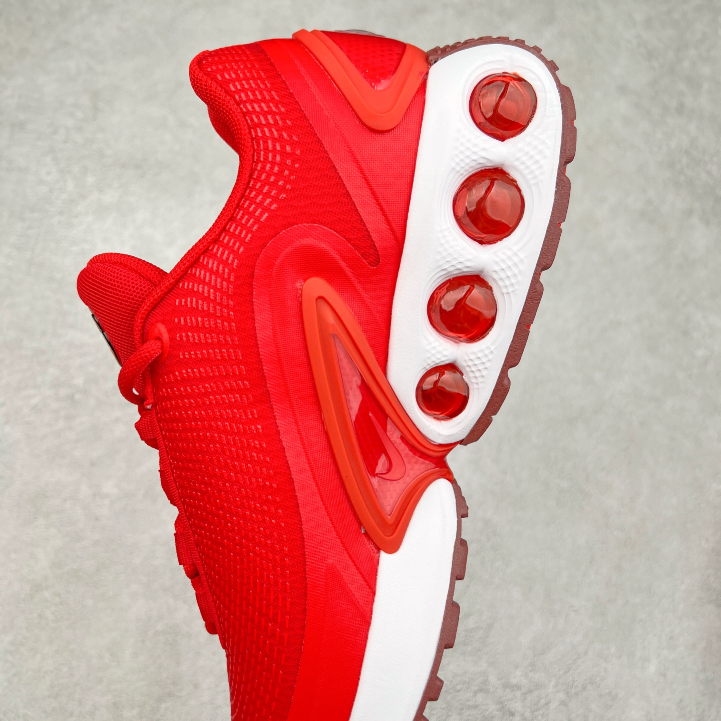 图片[7]-NK Air Max DN系列低帮豆荚型气垫百搭休闲运动慢跑鞋 HM0747-600 Air Max 科技最初于 1986 年推出，是NK的首款气垫鞋款，这个缓震技术彻底改变了人们对运动鞋的认知。在 Nike 的众多缓震科技中也有着自己绝对的地位。除了技术层面的创新，Air Max 还具有深厚的文化内涵。它所代表的青年文化、前卫风格和反叛精神，使其成为了一种时尚和潮流的象征。为了纪念这个具有里程碑意义的技术，Nike 在每年的 3 月 26 日定为「Air Max Day」。近日，Nike 露出了一款全新的鞋型——Air Max DN。这款鞋不仅具有时尚的外观，还融合了许多经典的 Air Max 设计和元素，同时展现了一些新的创意。设计灵感源自经典 Air Max 97 和 Air Max Plus 的元素。鞋面的条纹设计和后跟的标志都在向这些经典鞋款致敬。最大亮点是 Air Max 气垫的造型，它以神似豆荚的造型呈现，分为四个分区圆形开窗，带来极高的辨识度。Air Max DN 采用了纯黑配色覆面，搭配白色虚线和紫色点缀，营造出一种低调而时尚的外观。鞋面采用织物材质打造，提供舒适的穿着体验。全新 Nike Air Max DN 除了图中的配色外，还将有荧光绿、白银、黑银、皇家蓝、酷灰、黑色等六款新配色登场。具体发售信息感兴趣的朋友可以持续关注。尺码：36 36.5 37.5 38 38.5 39 40 40.5 41 42 42.5 43 44 44.5 45-选品中心