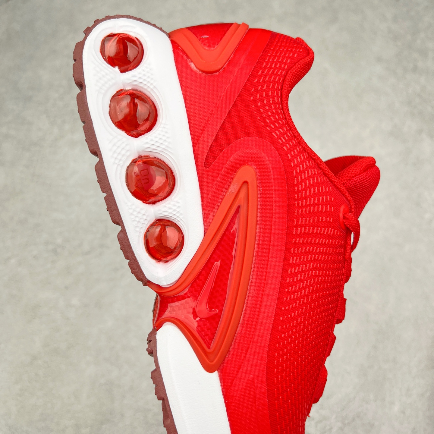 图片[6]-NK Air Max DN系列低帮豆荚型气垫百搭休闲运动慢跑鞋 HM0747-600 Air Max 科技最初于 1986 年推出，是NK的首款气垫鞋款，这个缓震技术彻底改变了人们对运动鞋的认知。在 Nike 的众多缓震科技中也有着自己绝对的地位。除了技术层面的创新，Air Max 还具有深厚的文化内涵。它所代表的青年文化、前卫风格和反叛精神，使其成为了一种时尚和潮流的象征。为了纪念这个具有里程碑意义的技术，Nike 在每年的 3 月 26 日定为「Air Max Day」。近日，Nike 露出了一款全新的鞋型——Air Max DN。这款鞋不仅具有时尚的外观，还融合了许多经典的 Air Max 设计和元素，同时展现了一些新的创意。设计灵感源自经典 Air Max 97 和 Air Max Plus 的元素。鞋面的条纹设计和后跟的标志都在向这些经典鞋款致敬。最大亮点是 Air Max 气垫的造型，它以神似豆荚的造型呈现，分为四个分区圆形开窗，带来极高的辨识度。Air Max DN 采用了纯黑配色覆面，搭配白色虚线和紫色点缀，营造出一种低调而时尚的外观。鞋面采用织物材质打造，提供舒适的穿着体验。全新 Nike Air Max DN 除了图中的配色外，还将有荧光绿、白银、黑银、皇家蓝、酷灰、黑色等六款新配色登场。具体发售信息感兴趣的朋友可以持续关注。尺码：36 36.5 37.5 38 38.5 39 40 40.5 41 42 42.5 43 44 44.5 45-选品中心