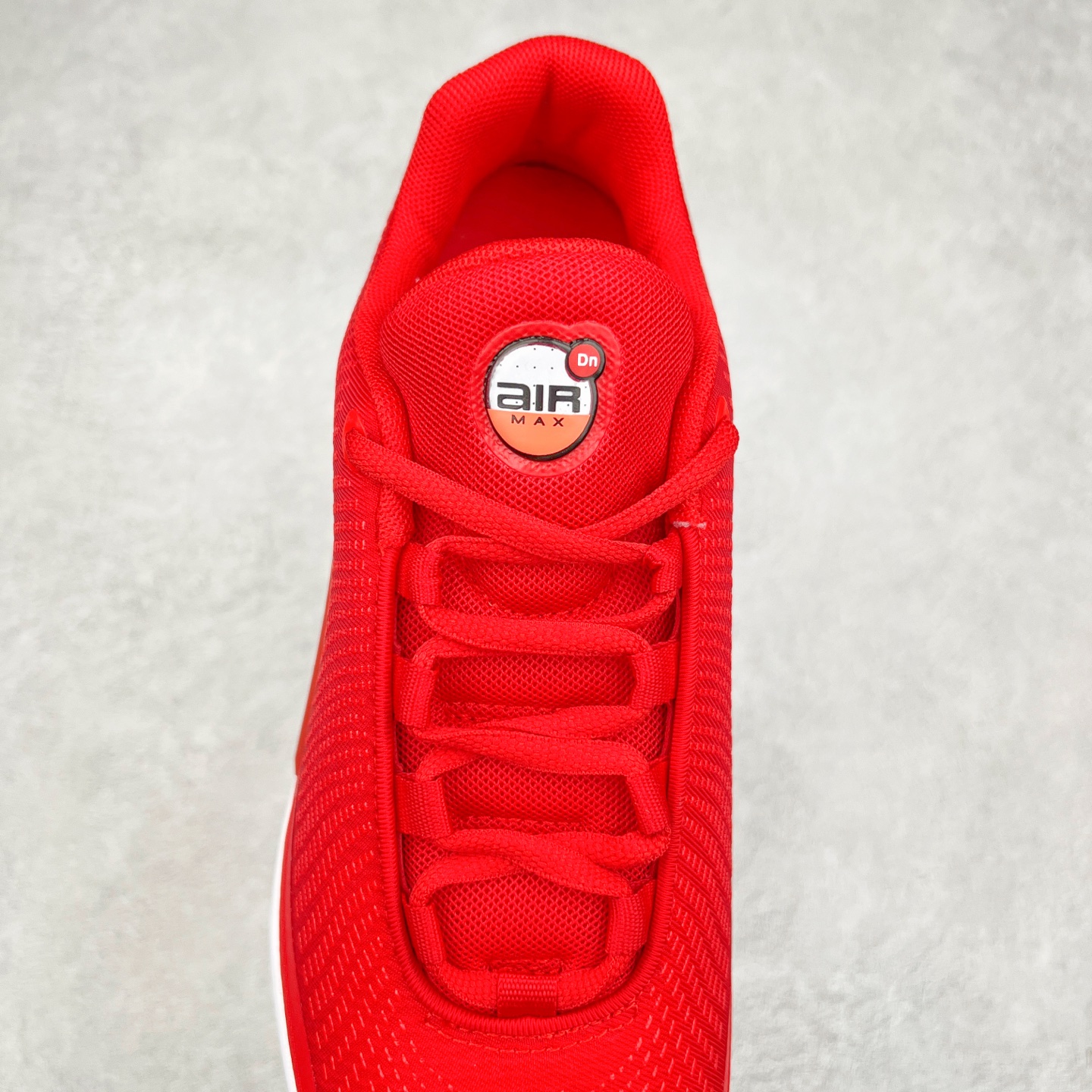 图片[5]-NK Air Max DN系列低帮豆荚型气垫百搭休闲运动慢跑鞋 HM0747-600 Air Max 科技最初于 1986 年推出，是NK的首款气垫鞋款，这个缓震技术彻底改变了人们对运动鞋的认知。在 Nike 的众多缓震科技中也有着自己绝对的地位。除了技术层面的创新，Air Max 还具有深厚的文化内涵。它所代表的青年文化、前卫风格和反叛精神，使其成为了一种时尚和潮流的象征。为了纪念这个具有里程碑意义的技术，Nike 在每年的 3 月 26 日定为「Air Max Day」。近日，Nike 露出了一款全新的鞋型——Air Max DN。这款鞋不仅具有时尚的外观，还融合了许多经典的 Air Max 设计和元素，同时展现了一些新的创意。设计灵感源自经典 Air Max 97 和 Air Max Plus 的元素。鞋面的条纹设计和后跟的标志都在向这些经典鞋款致敬。最大亮点是 Air Max 气垫的造型，它以神似豆荚的造型呈现，分为四个分区圆形开窗，带来极高的辨识度。Air Max DN 采用了纯黑配色覆面，搭配白色虚线和紫色点缀，营造出一种低调而时尚的外观。鞋面采用织物材质打造，提供舒适的穿着体验。全新 Nike Air Max DN 除了图中的配色外，还将有荧光绿、白银、黑银、皇家蓝、酷灰、黑色等六款新配色登场。具体发售信息感兴趣的朋友可以持续关注。尺码：36 36.5 37.5 38 38.5 39 40 40.5 41 42 42.5 43 44 44.5 45-选品中心